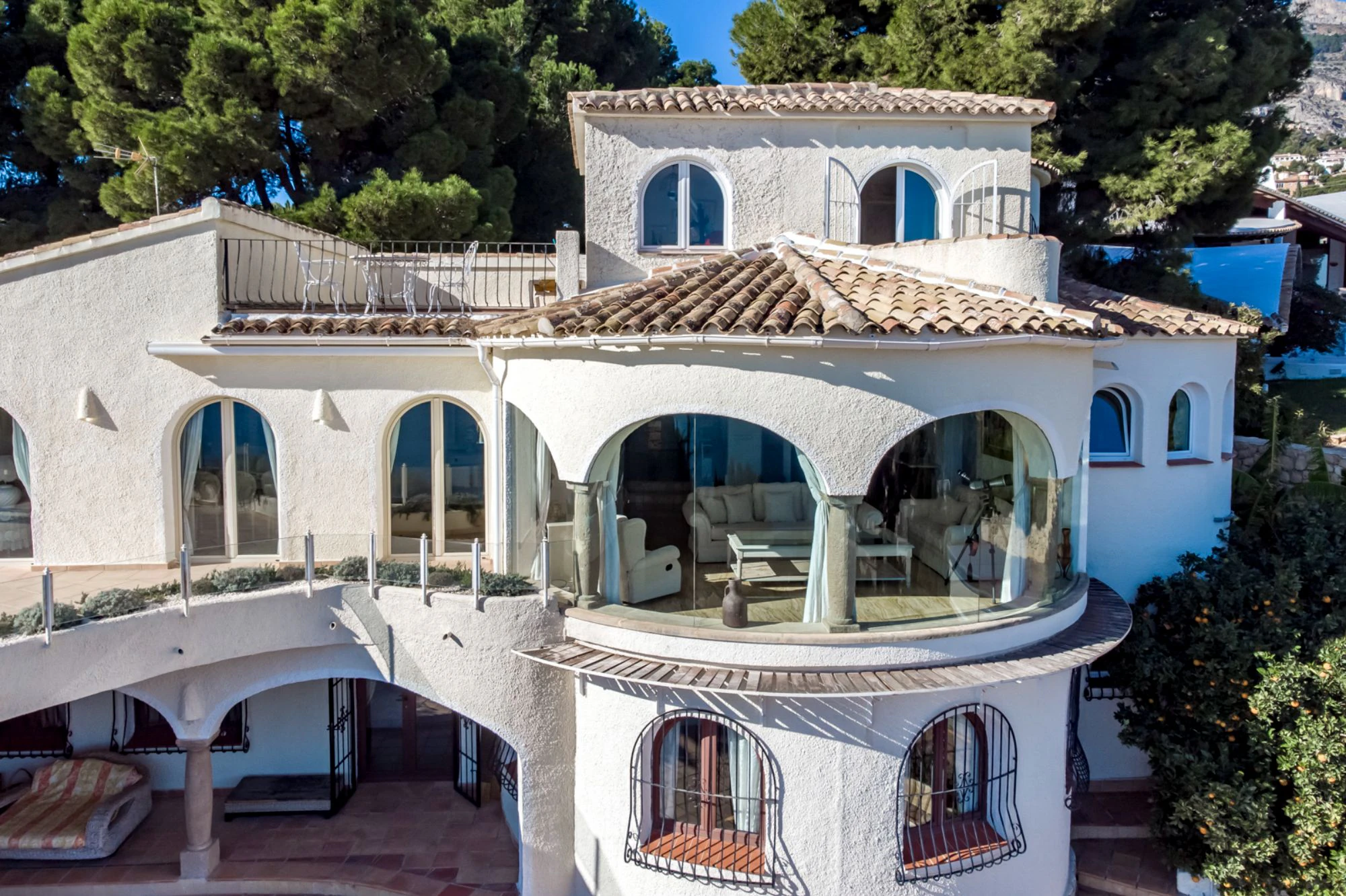 ELEGANCKA WILLA W STYLU HISZPAŃSKIM NA SPRZEDAŻ W ALTEA Z PANORAMICZNYM WIDOKIEM NA MORZE I APARTAMENTEM DLA GOŚCI W MASCARAT