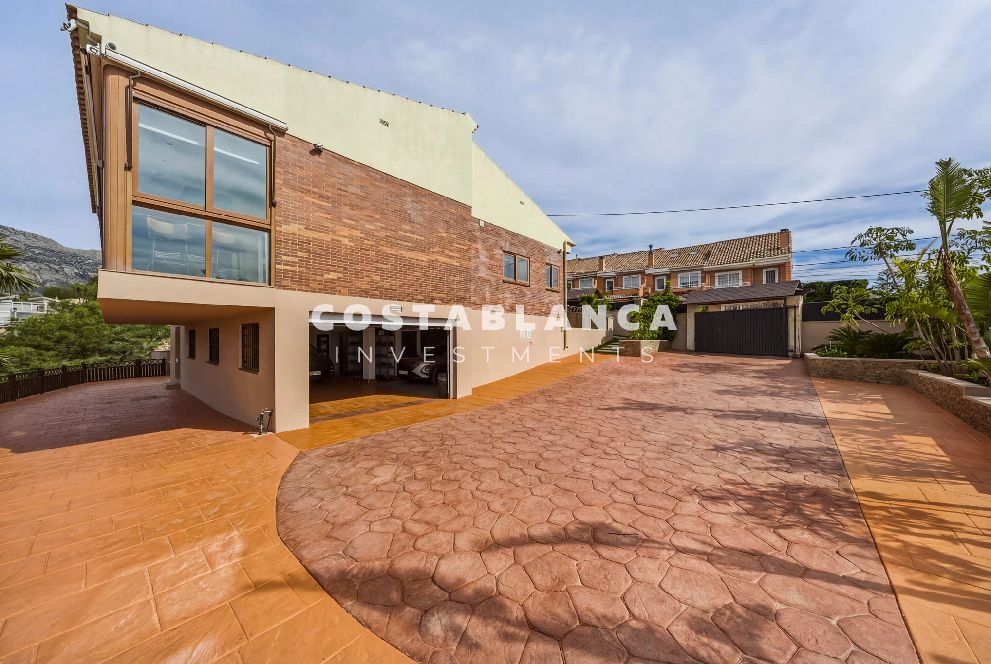Premium Villa with 5 Bedrooms, Pool and Sea Views for sale in La Nucia