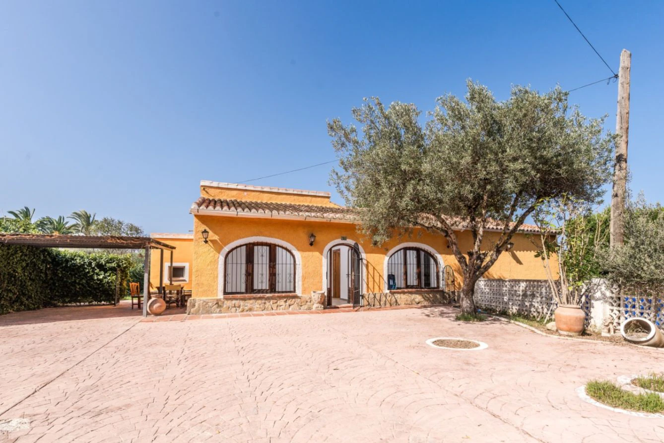 Villa rustica reformada en Jávea cerca de la playa del arenal