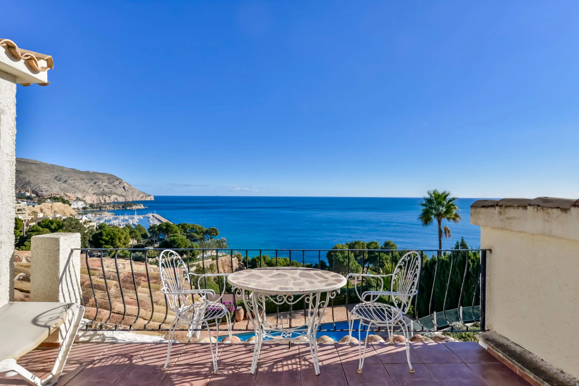 ELEGANCKA WILLA W STYLU HISZPAŃSKIM NA SPRZEDAŻ W ALTEA Z PANORAMICZNYM WIDOKIEM NA MORZE I APARTAMENTEM DLA GOŚCI W MASCARAT
