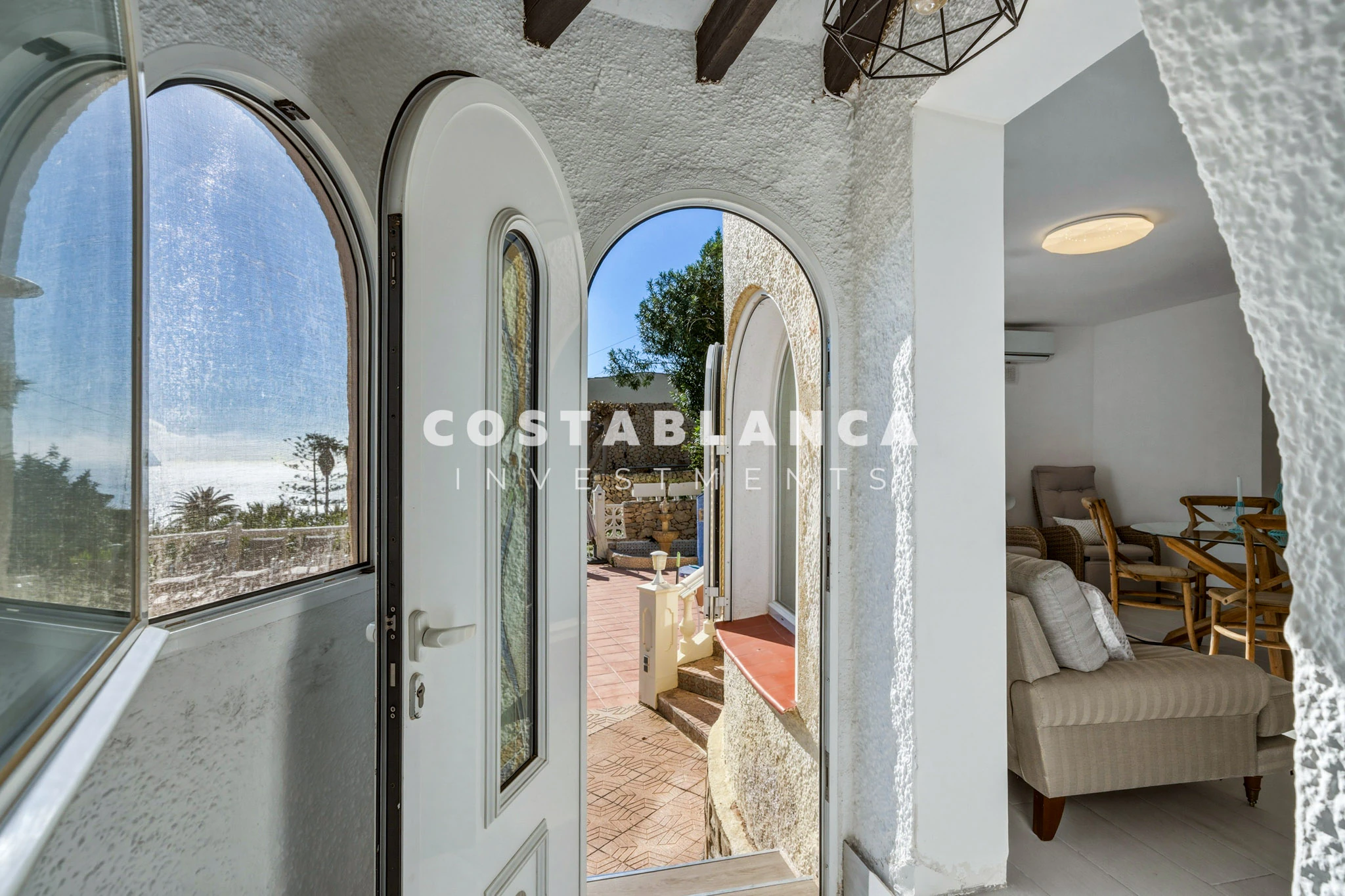 Villa Mediterránea con Vistas Icónicas al Peñón de Ifach y Piscina Privada en venta en Calpe.