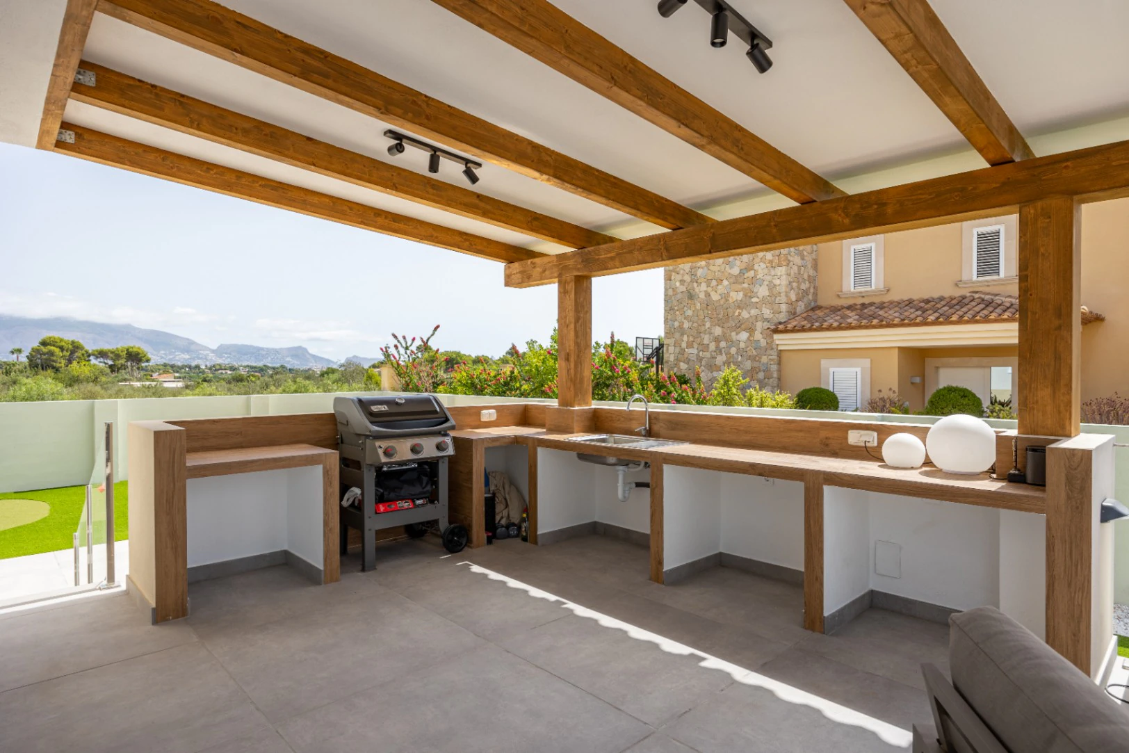 Moderne mediterrane Villa mit Pool, Garten und überdachtem Parkplatz zu verkaufen in Alfaz del Pi