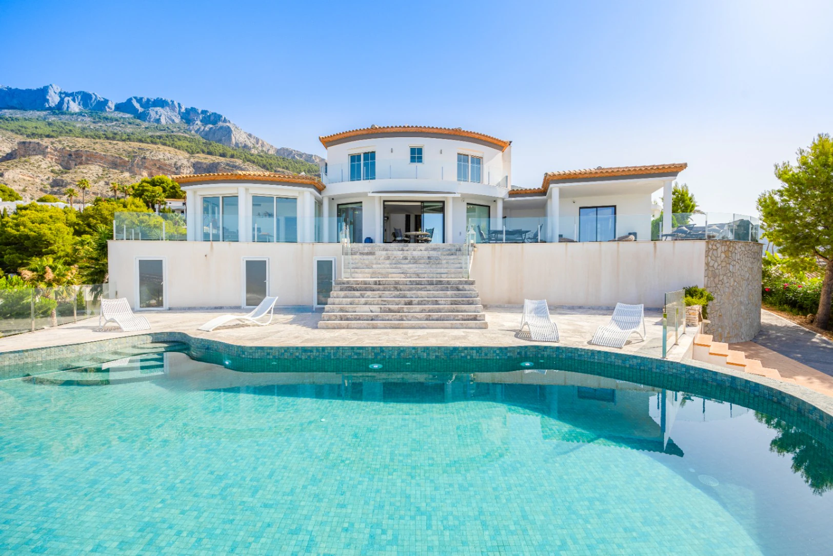 Luxury Villa with Spacious Garage and Sea Views for Sale in Altea la Vella