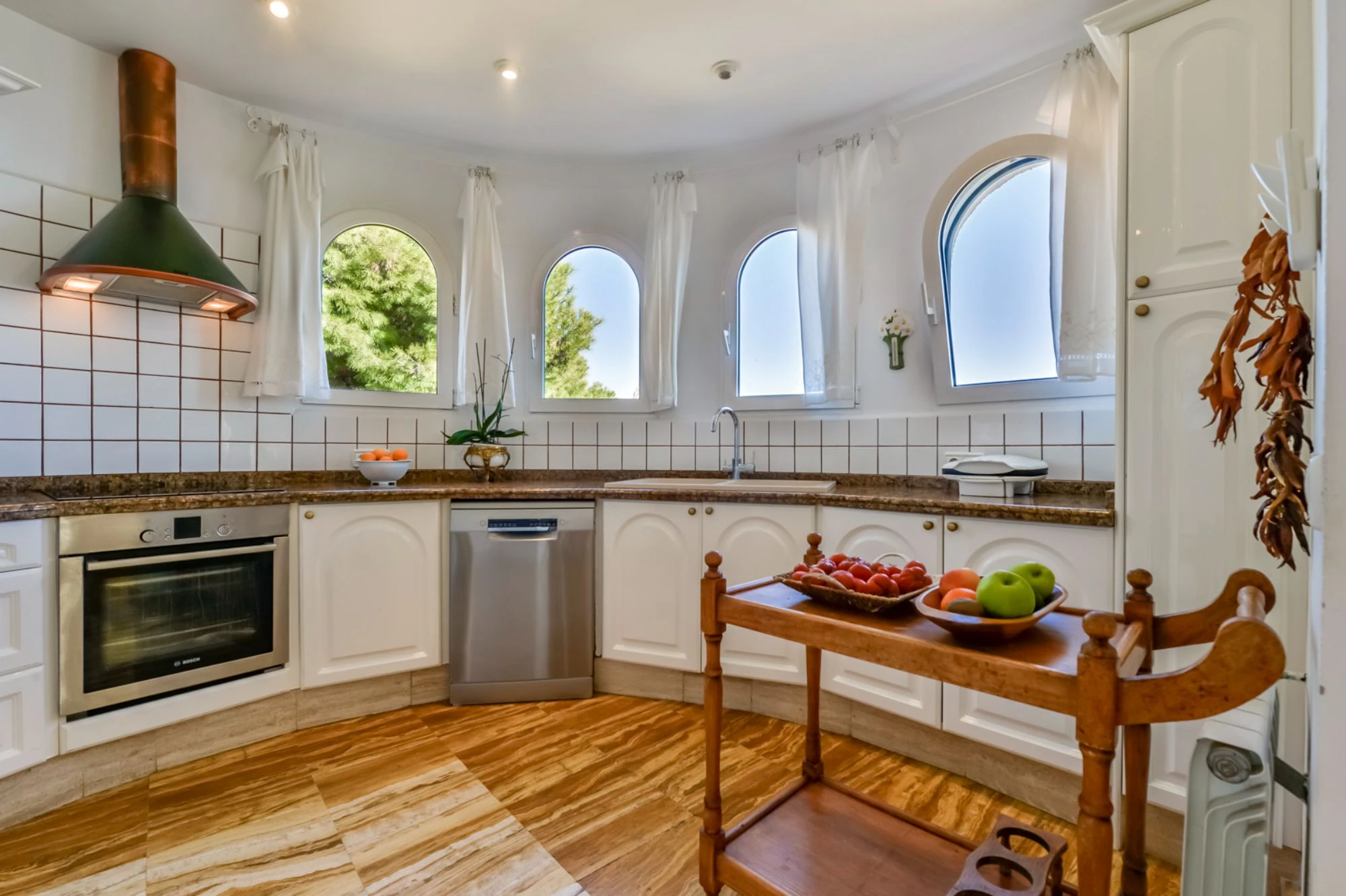 ELEGANCKA WILLA W STYLU HISZPAŃSKIM NA SPRZEDAŻ W ALTEA Z PANORAMICZNYM WIDOKIEM NA MORZE I APARTAMENTEM DLA GOŚCI W MASCARAT