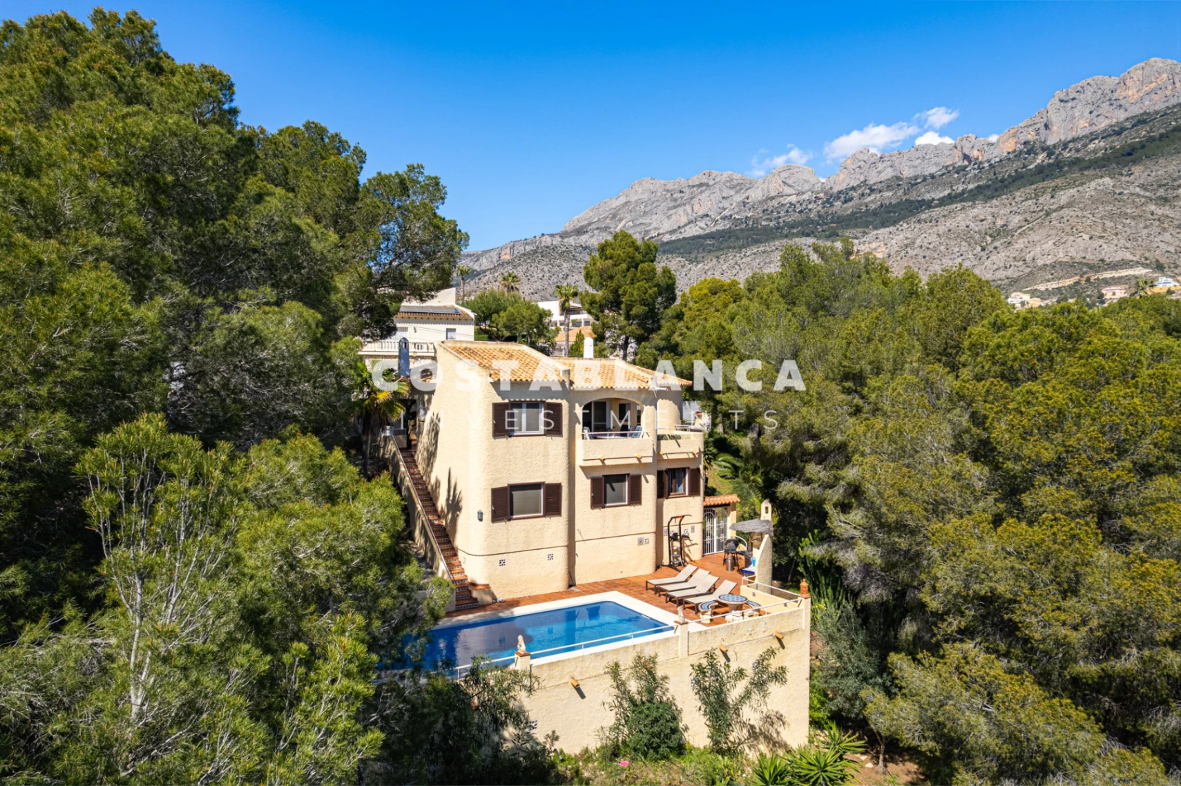 Villa privée avec vue sur la mer sur un terrain de 2 120 m2 à vendre à Altea