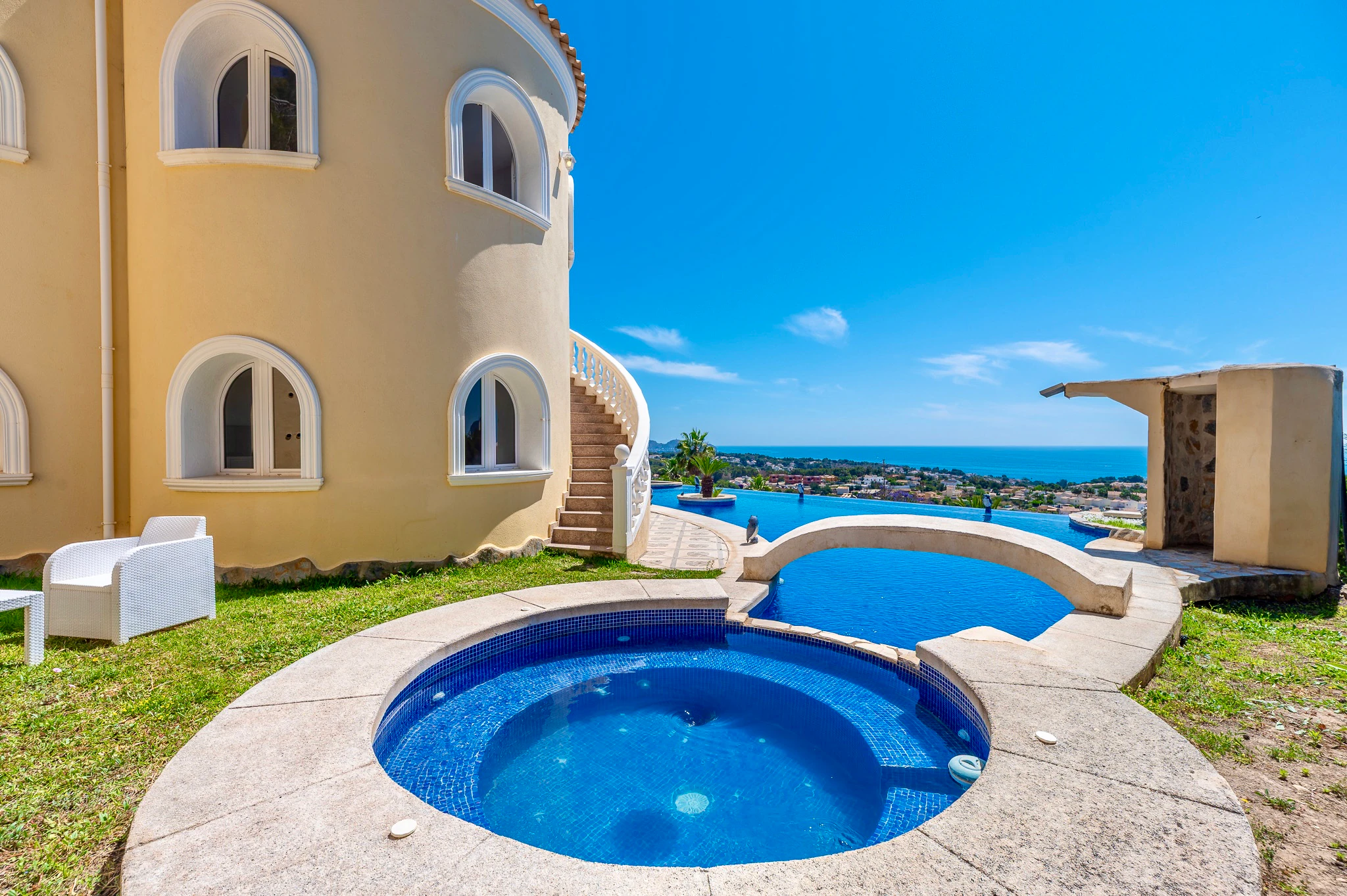 STUNNING MEDITERRANEAN VILLA FOR SALE IN CALPE WITH PANORAMIC SEA AND MOUNTAIN VIEWS