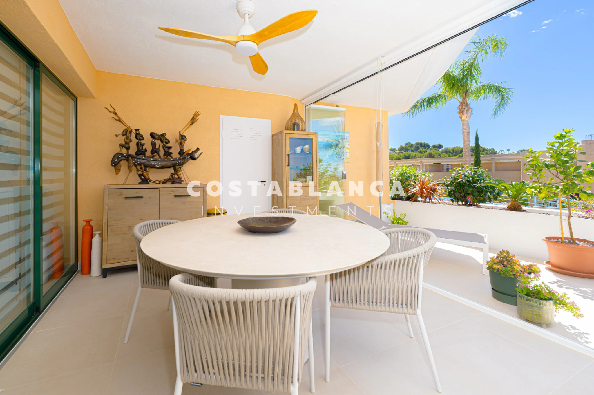 Amplio Apartamento Esquinero con Vistas al Mar y a la Montaña en Venta en Altea La Nova