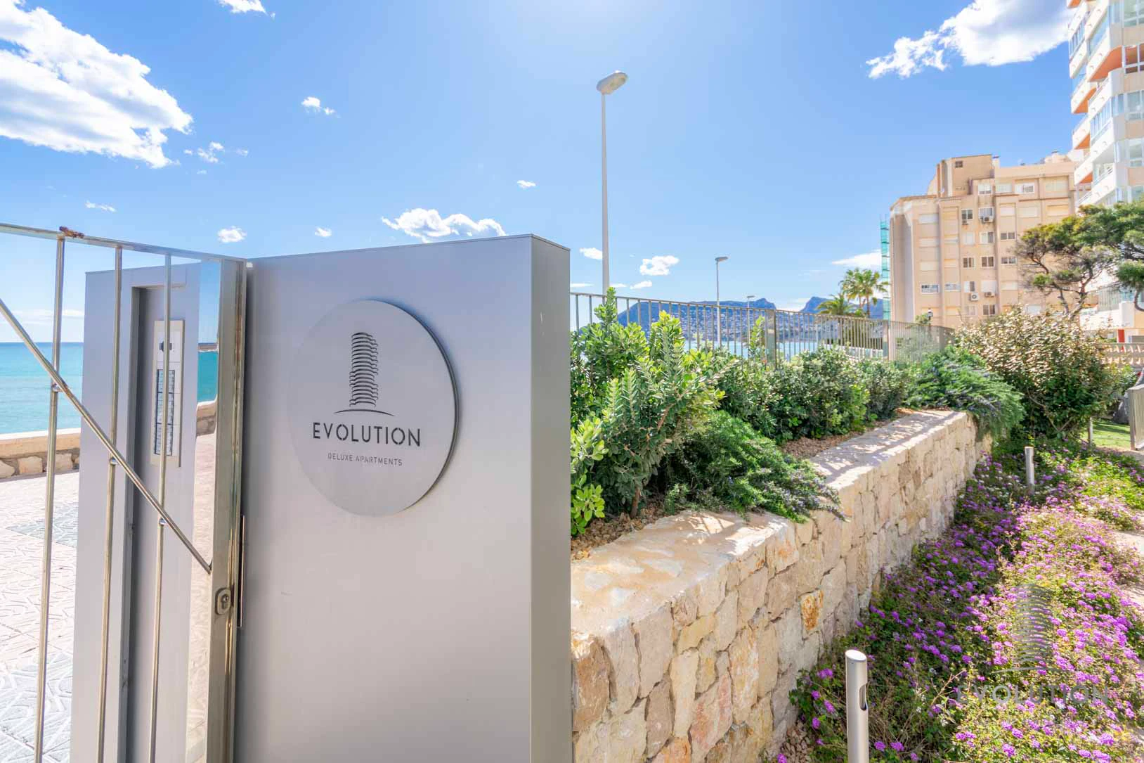 APARTAMENTO ELEGANTE EN ALTA PLANTA EN VENTA EN CALPE CON VISTAS AL MAR, A LA MONTAÑA Y DISEÑO EXCEPCIONAL