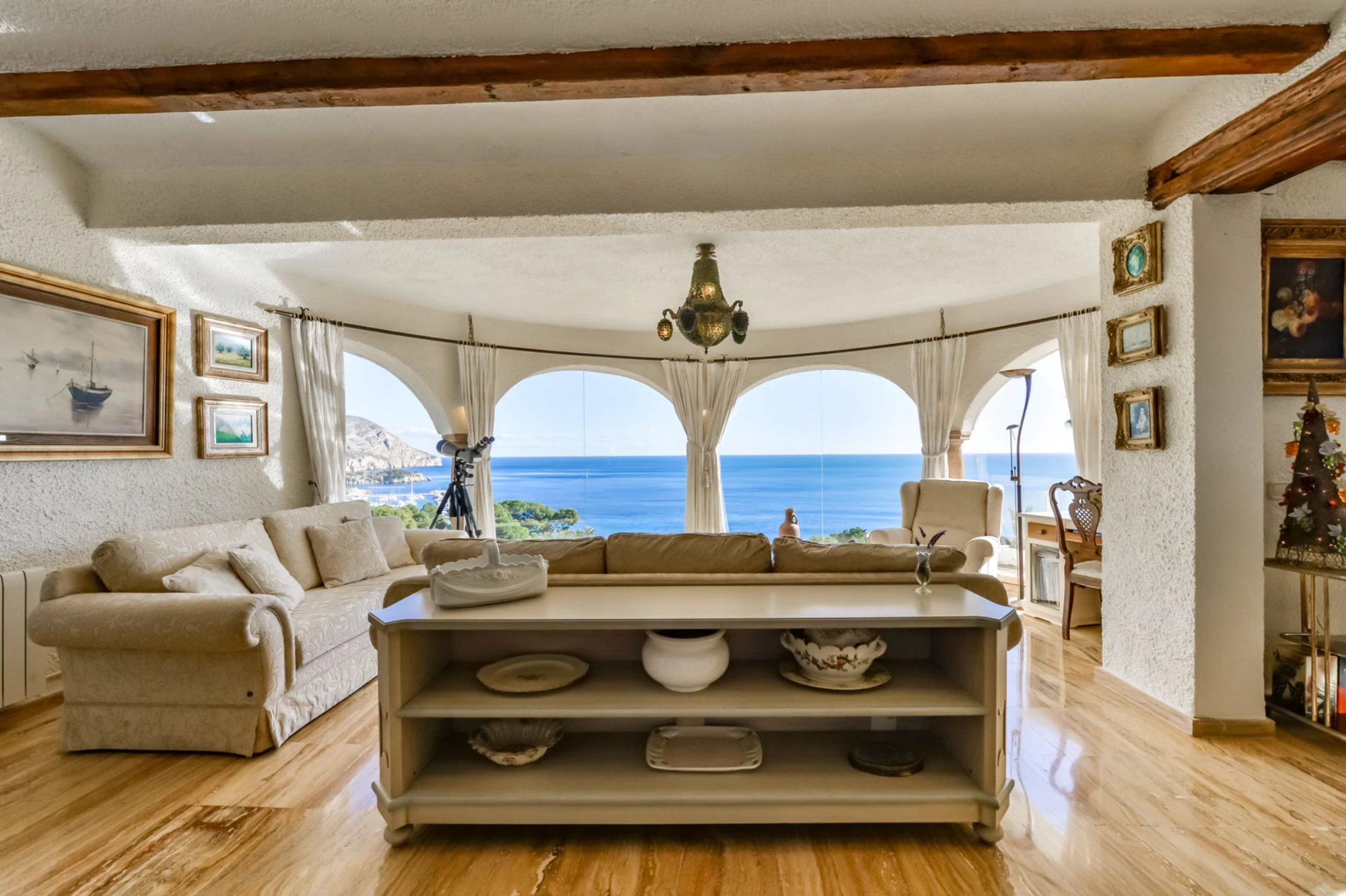 ELEGANCKA WILLA W STYLU HISZPAŃSKIM NA SPRZEDAŻ W ALTEA Z PANORAMICZNYM WIDOKIEM NA MORZE I APARTAMENTEM DLA GOŚCI W MASCARAT