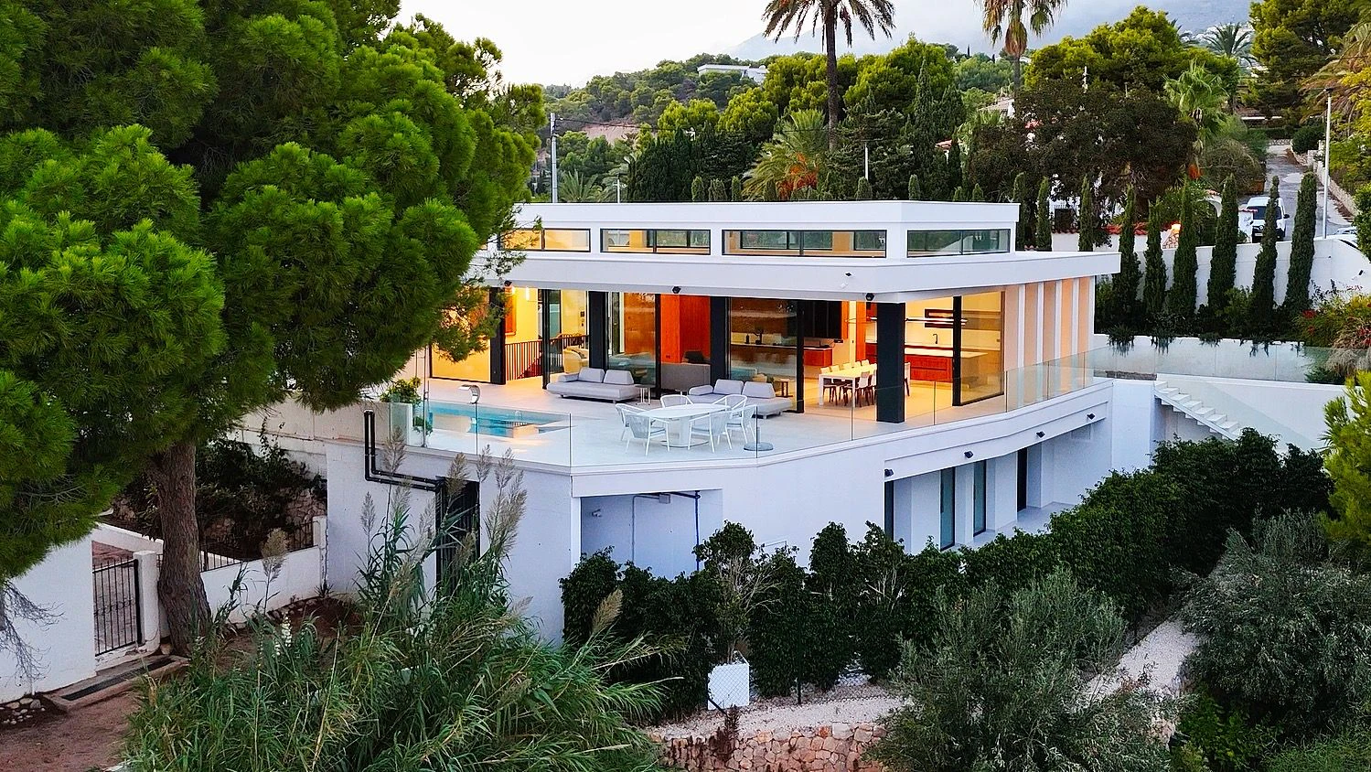 Villa de lujo en primera línea en venta en Altea con acceso a la playa privada