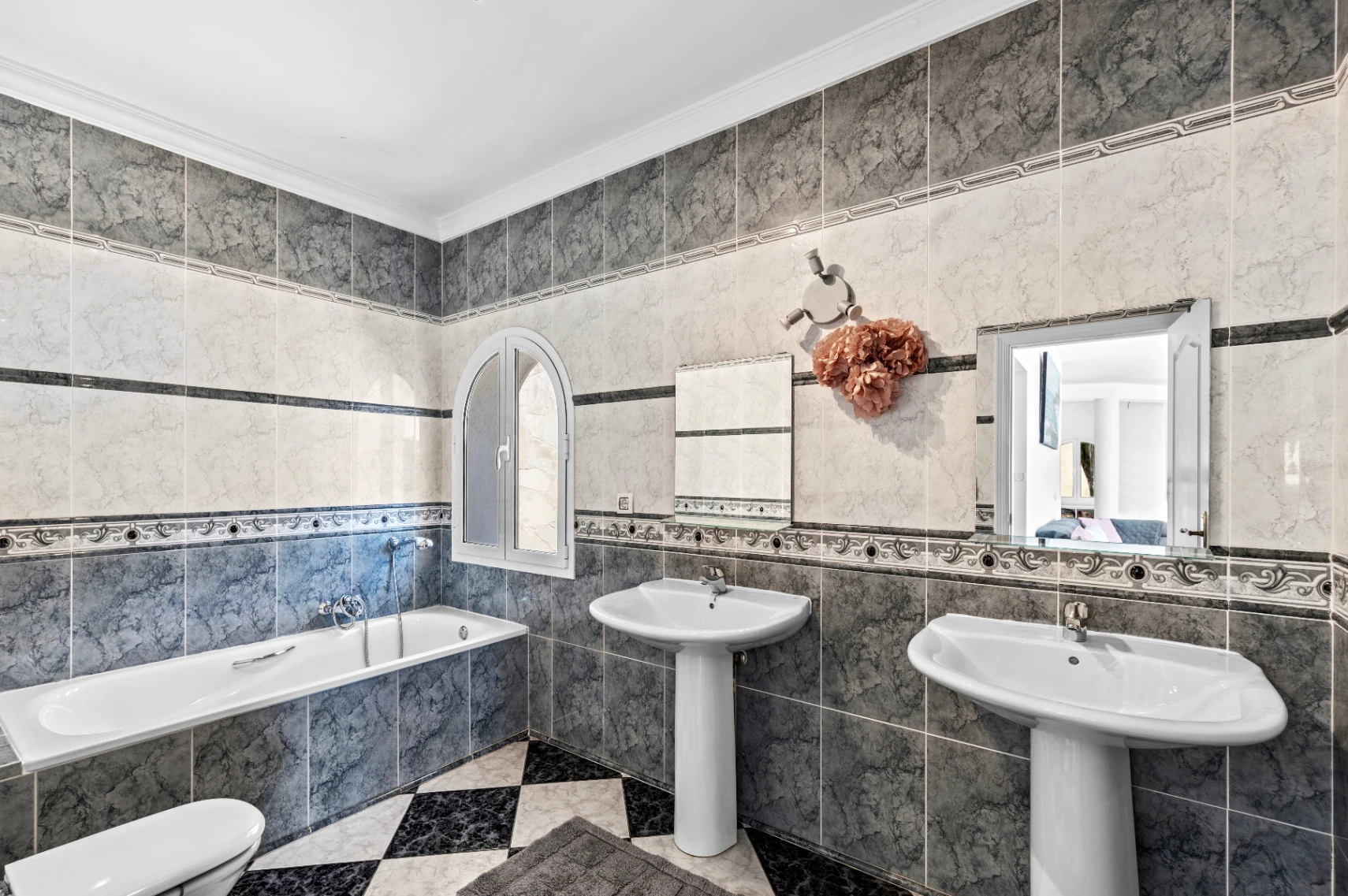 STUNNING MEDITERRANEAN VILLA FOR SALE IN CALPE WITH PANORAMIC SEA AND MOUNTAIN VIEWS