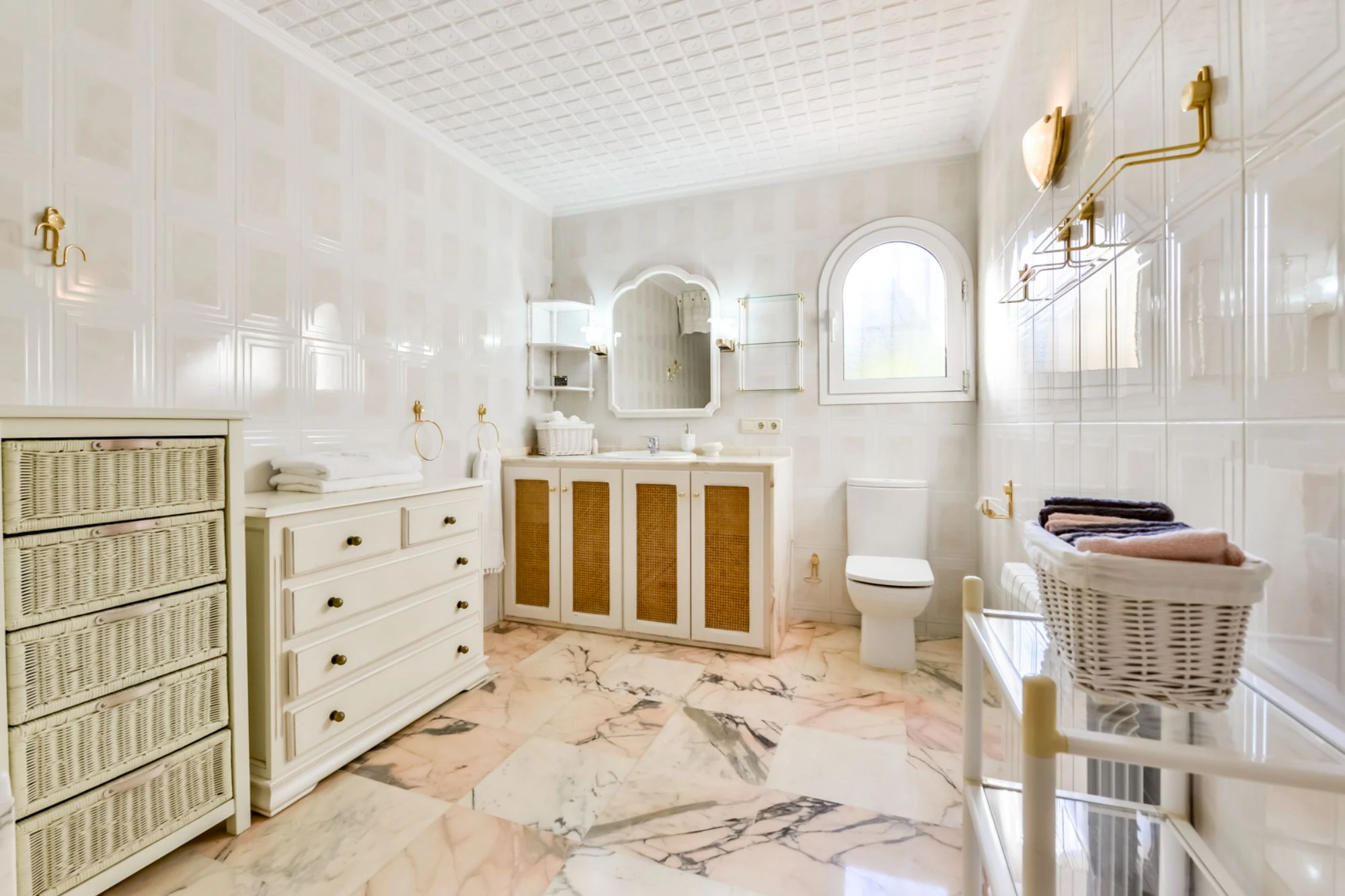 ELEGANCKA WILLA W STYLU HISZPAŃSKIM NA SPRZEDAŻ W ALTEA Z PANORAMICZNYM WIDOKIEM NA MORZE I APARTAMENTEM DLA GOŚCI W MASCARAT