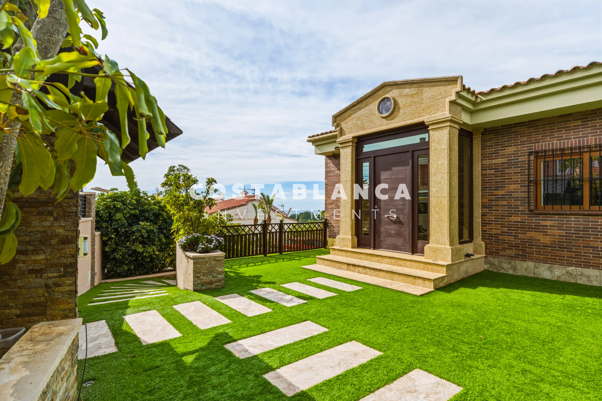 Premium Villa with 5 Bedrooms, Pool and Sea Views for sale in La Nucia