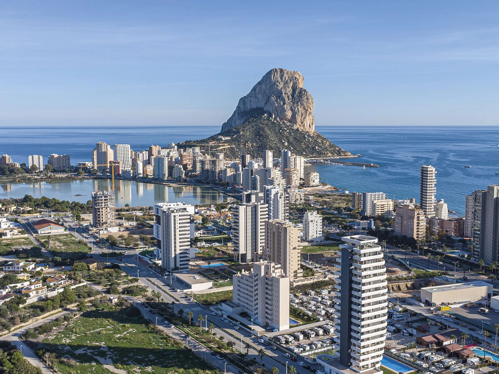 Nowy budynek Nowoczesny apartament na sprzedaż w Calpe z widokiem na morze i góry