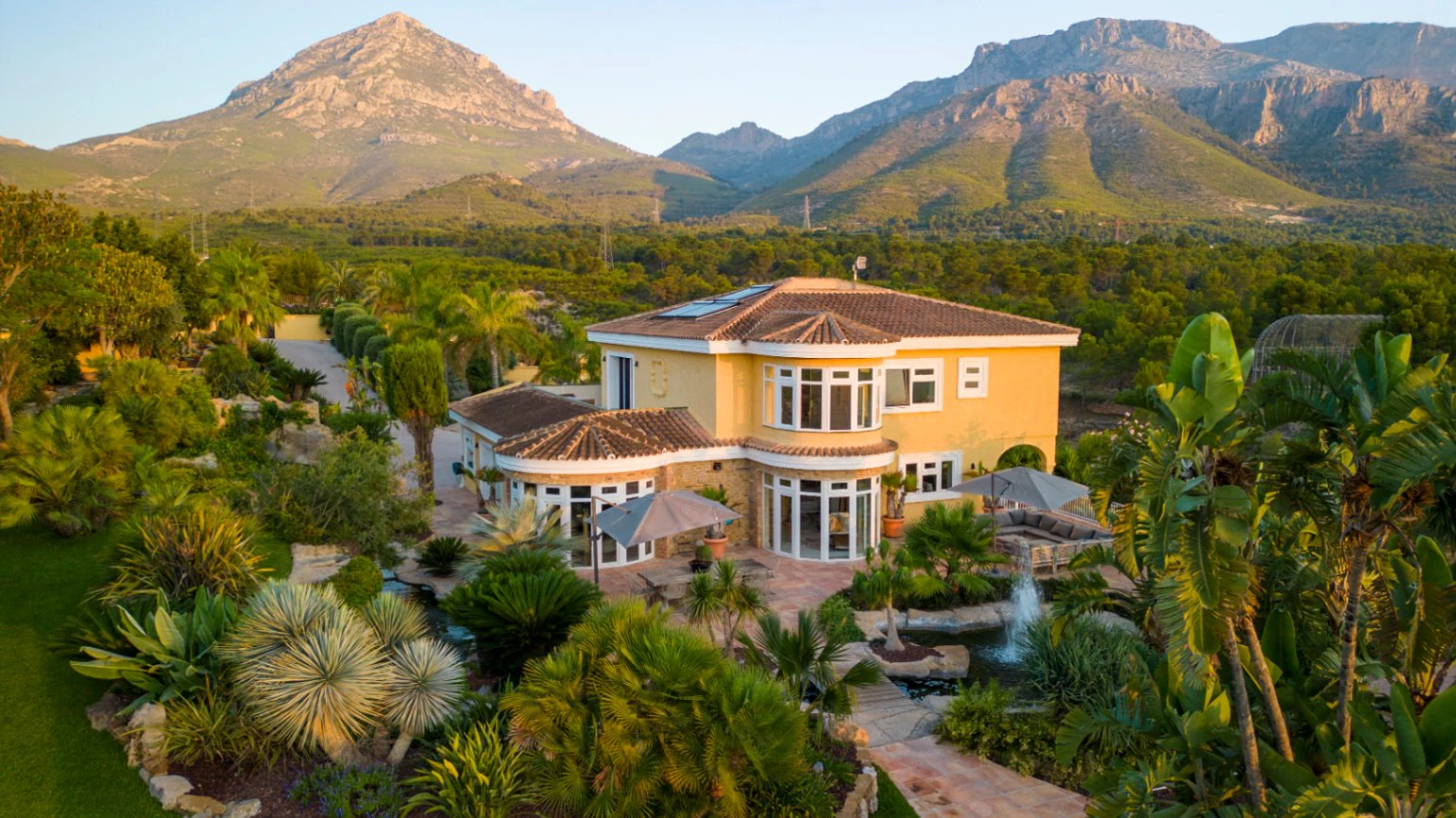 Luxury Villa with Plot 32000m2 for Sale in la Nucia
