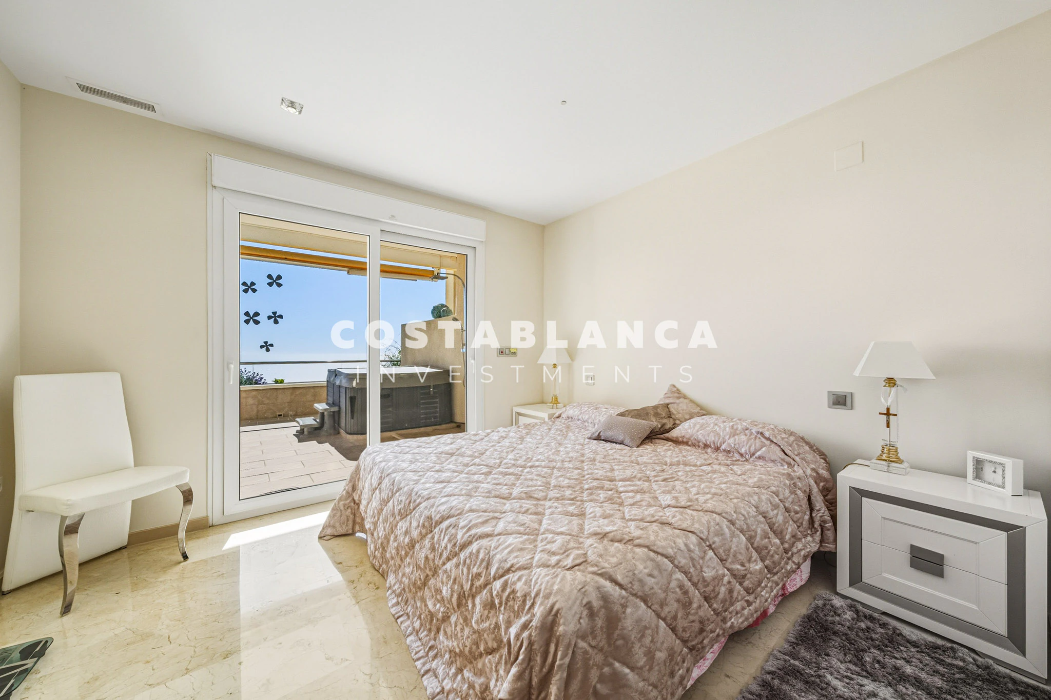Luksusowe mieszkanie z panoramicznymi widokami i tarasem w Altea Hills