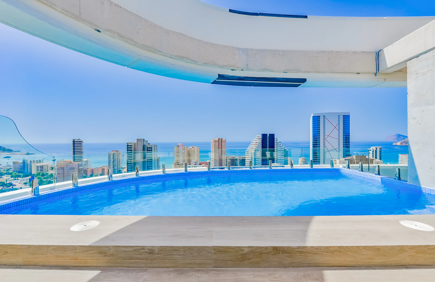 Ático Moderno en Venta en Calpe con Piscina Privada