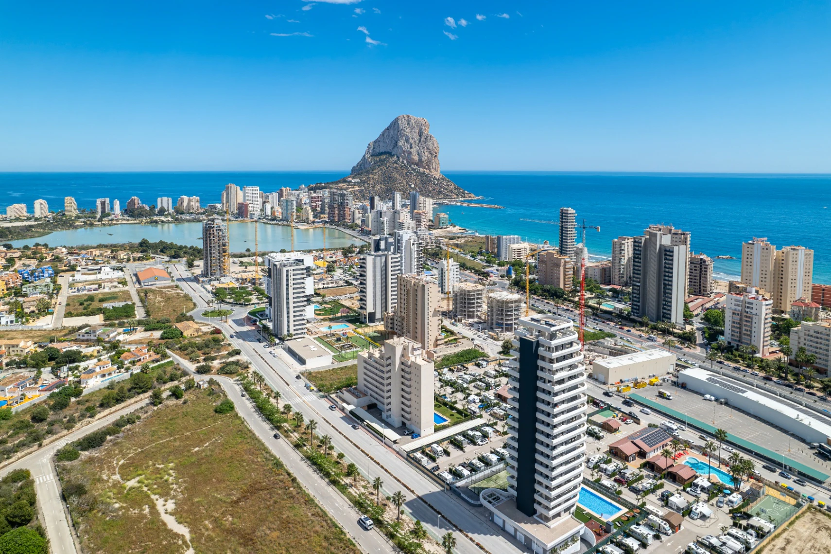 Nowy budynek Nowoczesny apartament na sprzedaż w Calpe z widokiem na morze i góry