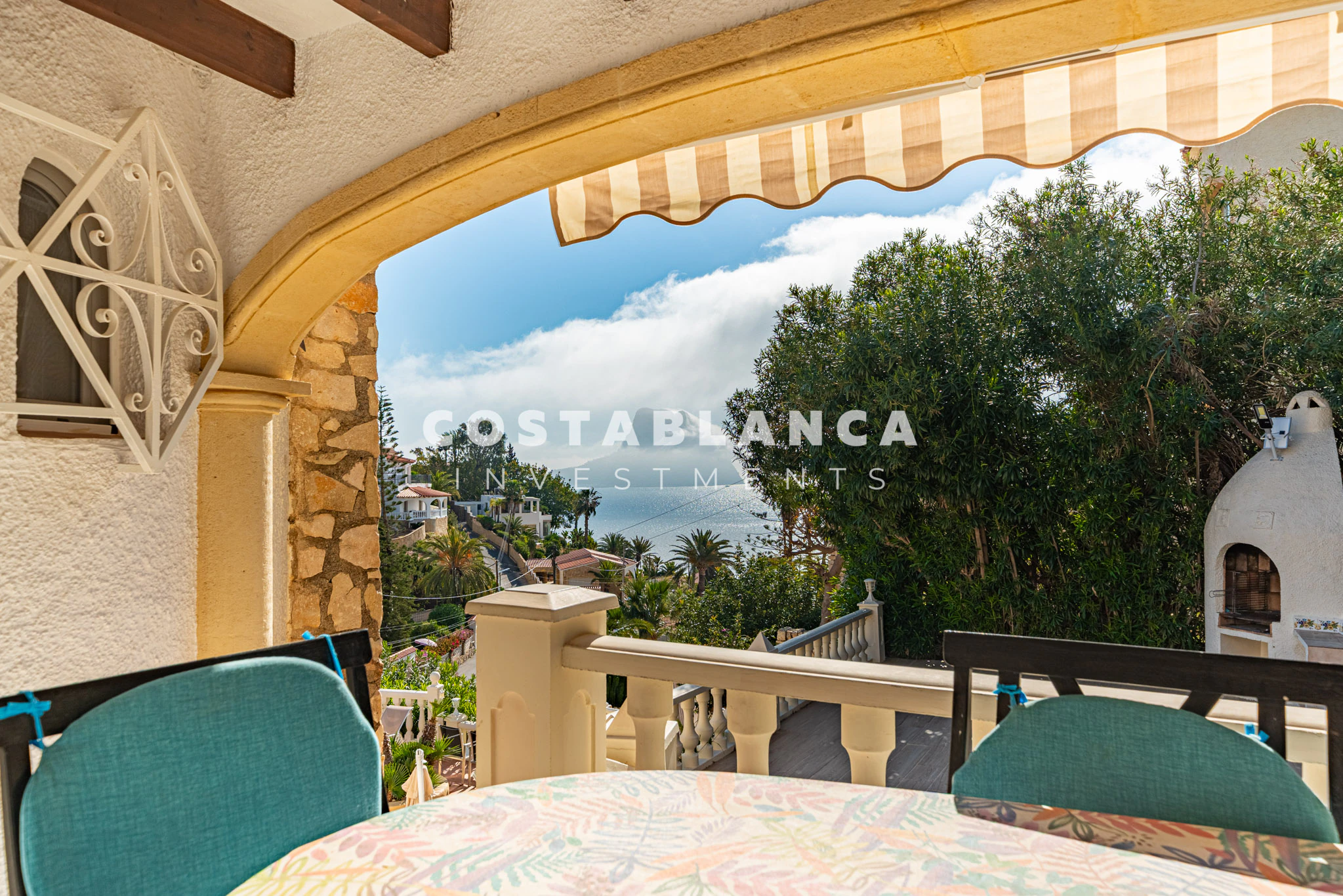 Villa Mediterránea con Vistas Icónicas al Peñón de Ifach y Piscina Privada en venta en Calpe.