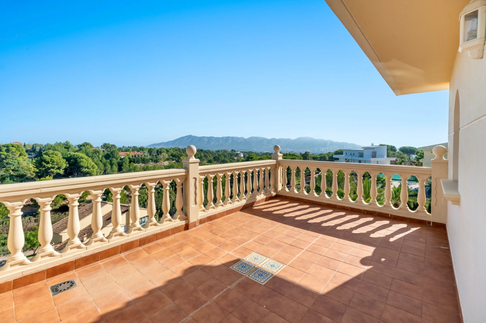 Villa for sale in Benidorm with sea Views and large Plot