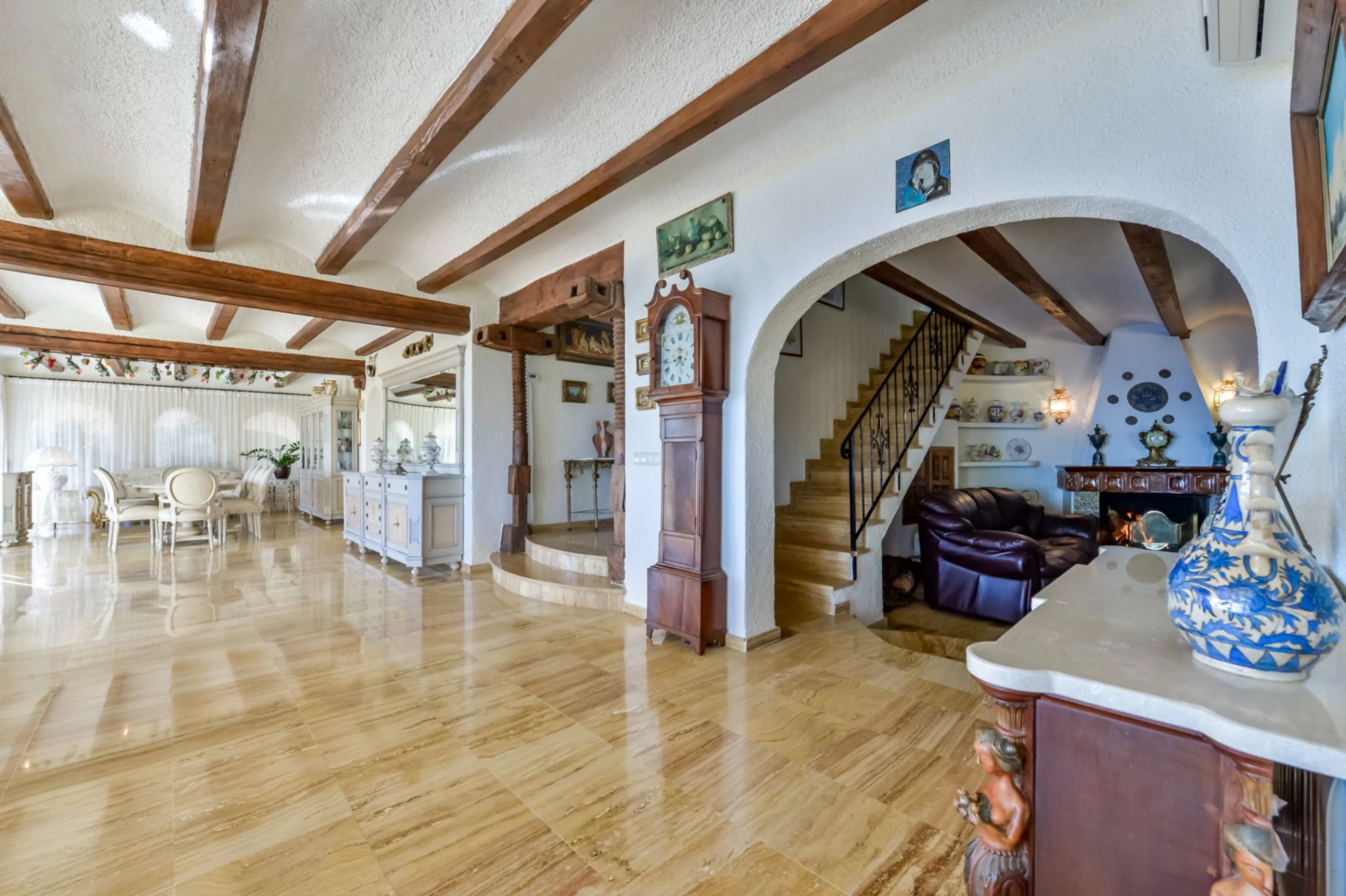 ELEGANCKA WILLA W STYLU HISZPAŃSKIM NA SPRZEDAŻ W ALTEA Z PANORAMICZNYM WIDOKIEM NA MORZE I APARTAMENTEM DLA GOŚCI W MASCARAT