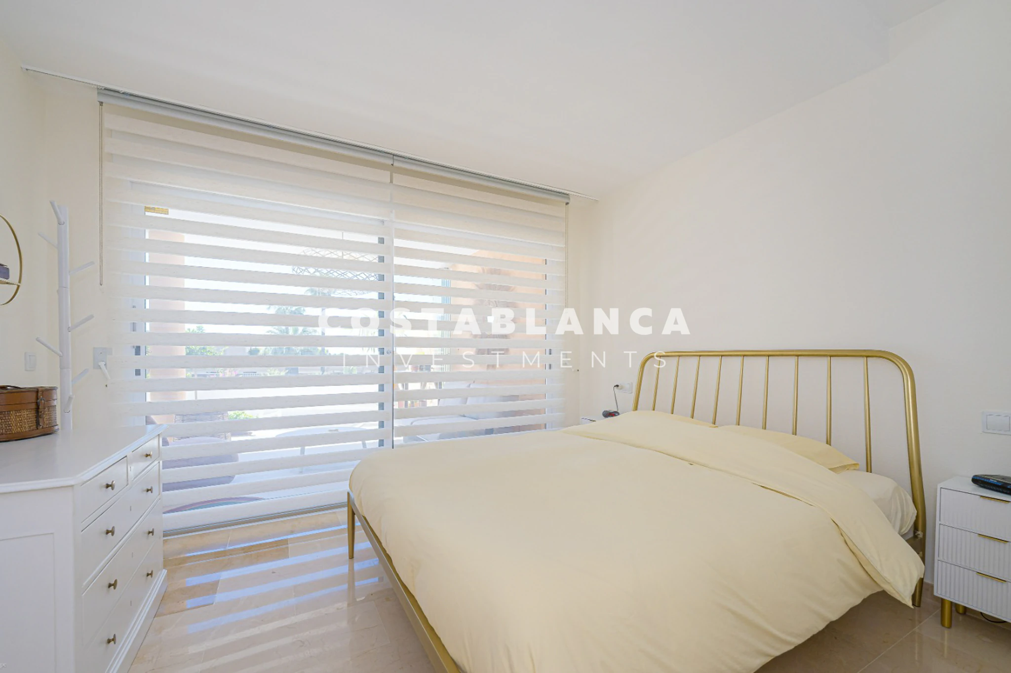 Amplio Apartamento Esquinero con Vistas al Mar y a la Montaña en Venta en Altea La Nova