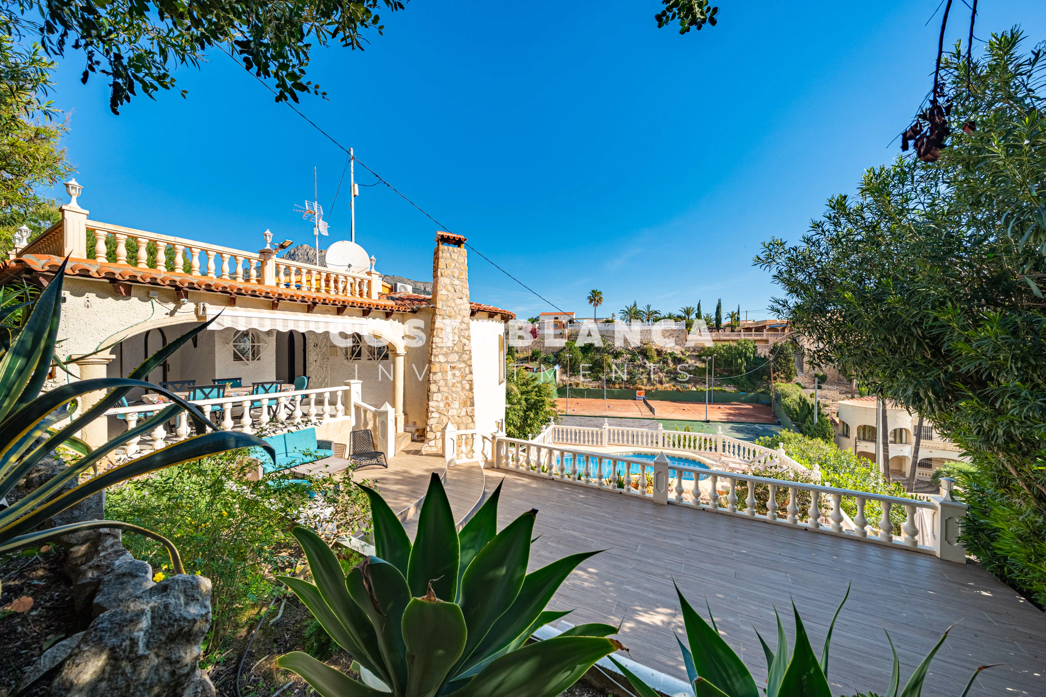 Villa Mediterránea con Vistas Icónicas al Peñón de Ifach y Piscina Privada en venta en Calpe.