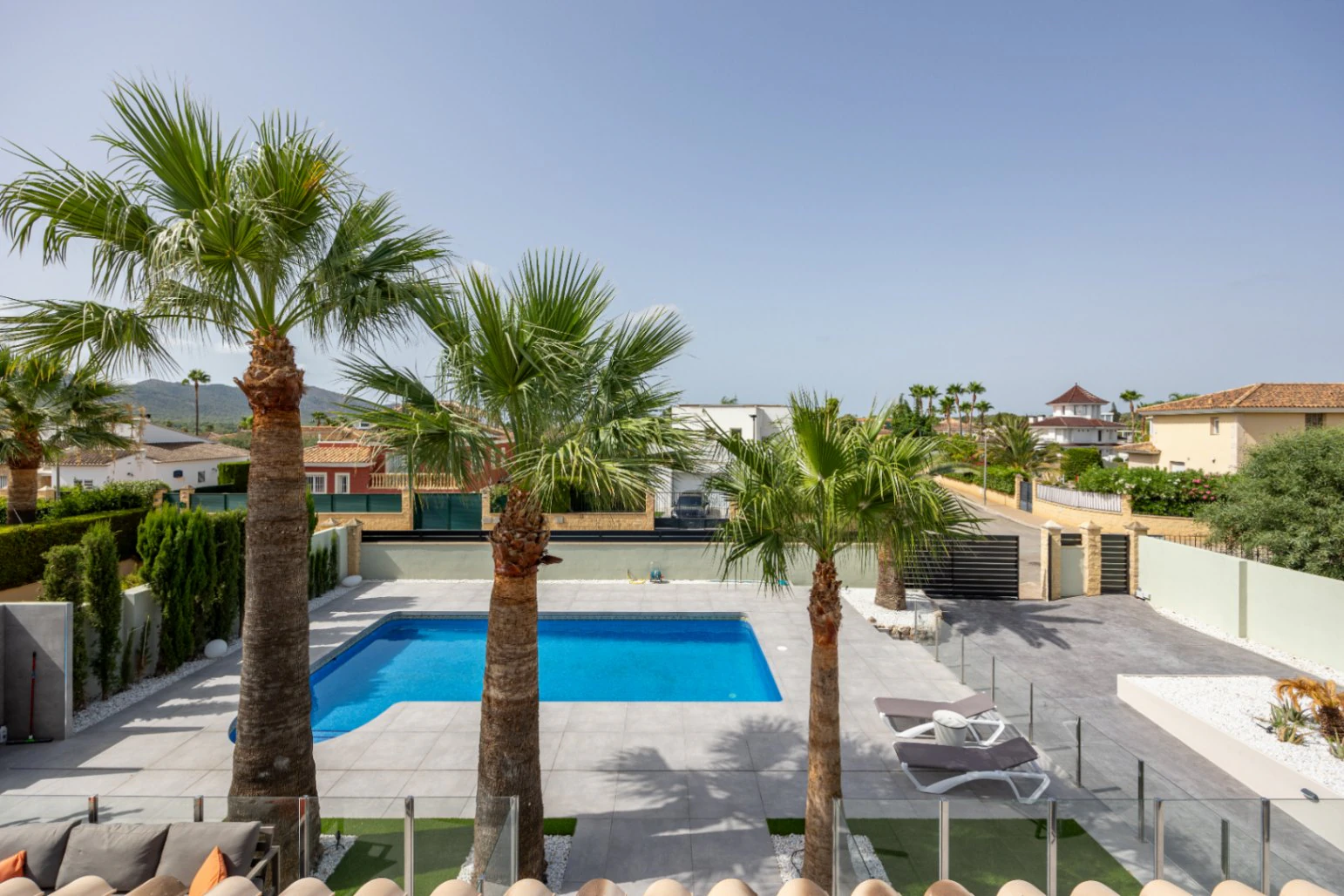 Moderne mediterrane Villa mit Pool, Garten und überdachtem Parkplatz zu verkaufen in Alfaz del Pi