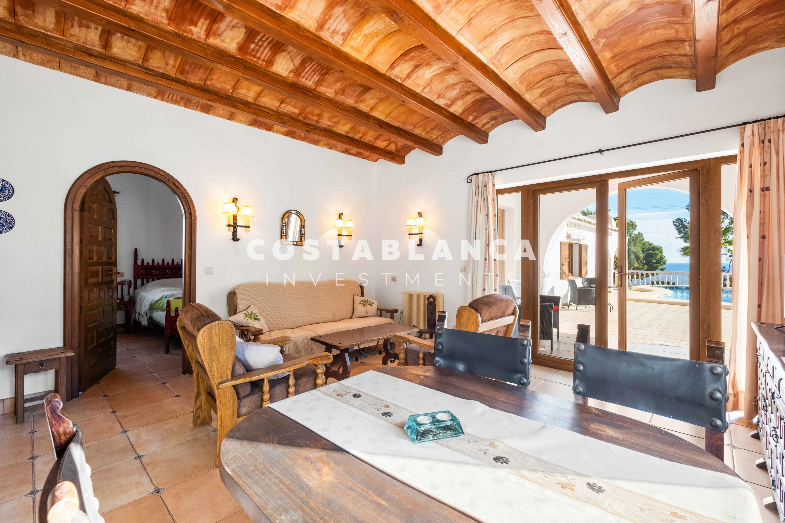 Ruime villa met gastenappartement, uitzicht op zee te koop in Calpe