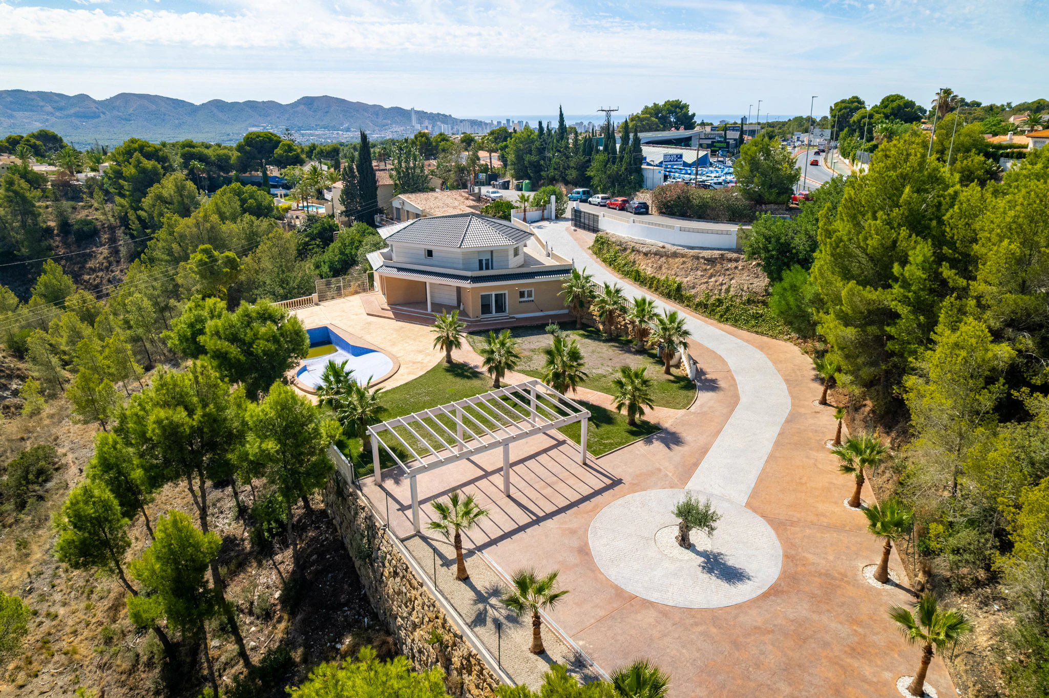 Moderne Luxusvilla auf 10.000 m² Grundstück in La Nucía zu verkaufen