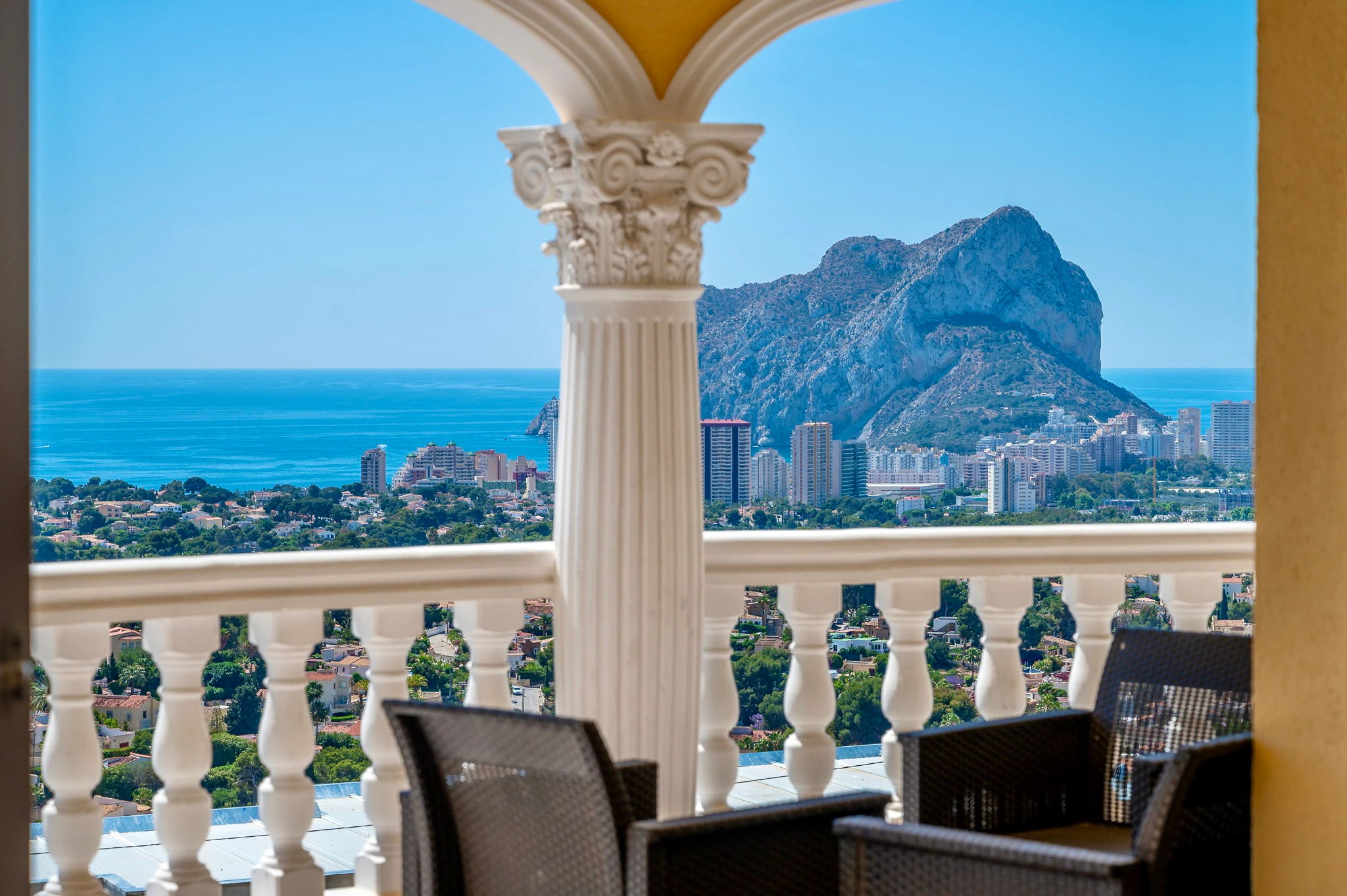 STUNNING MEDITERRANEAN VILLA FOR SALE IN CALPE WITH PANORAMIC SEA AND MOUNTAIN VIEWS