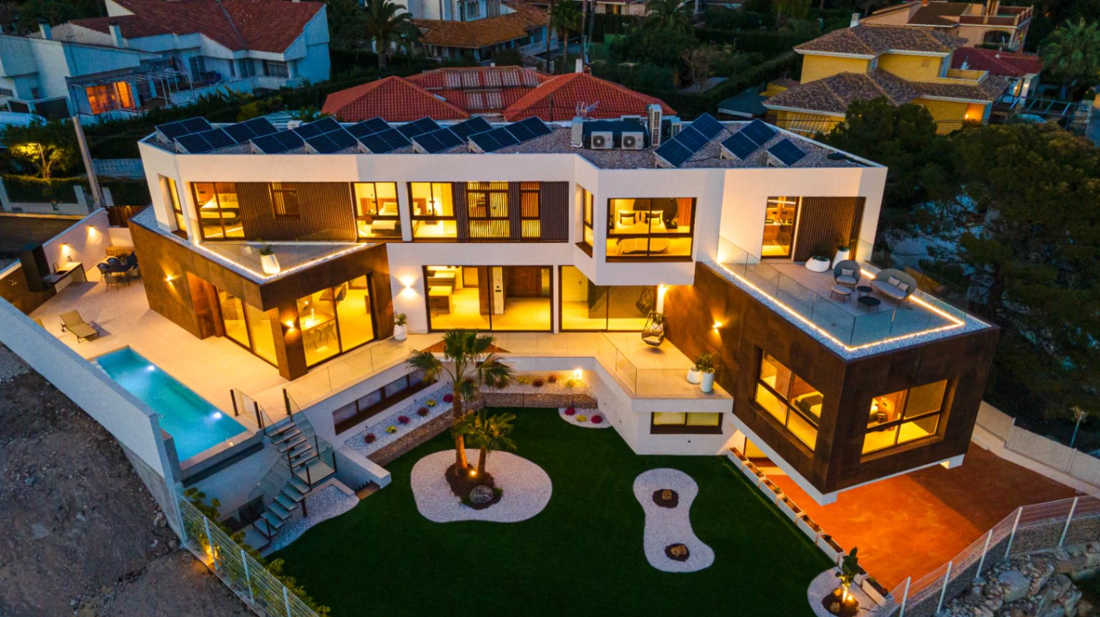 Moderne nieuwbouwvilla met SPA-zone en panoramisch uitzicht te koop in Benidorm