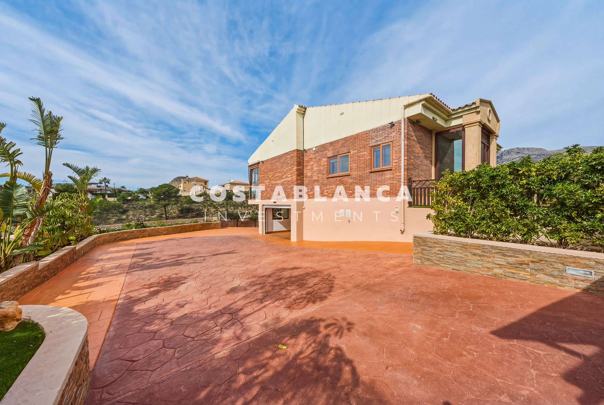 Premium Villa with 5 Bedrooms, Pool and Sea Views for sale in La Nucia