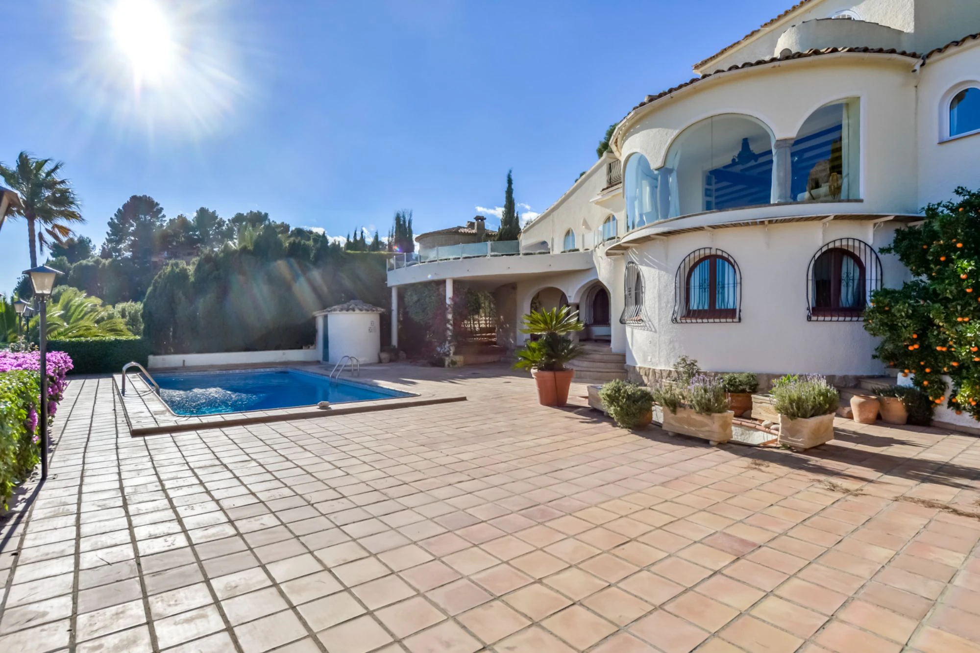 ELEGANCKA WILLA W STYLU HISZPAŃSKIM NA SPRZEDAŻ W ALTEA Z PANORAMICZNYM WIDOKIEM NA MORZE I APARTAMENTEM DLA GOŚCI W MASCARAT