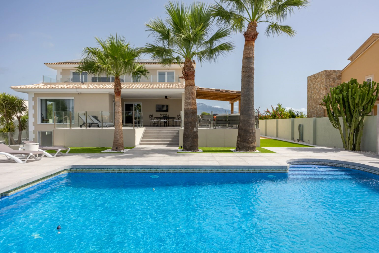 Moderne mediterrane Villa mit Pool, Garten und überdachtem Parkplatz zu verkaufen in Alfaz del Pi