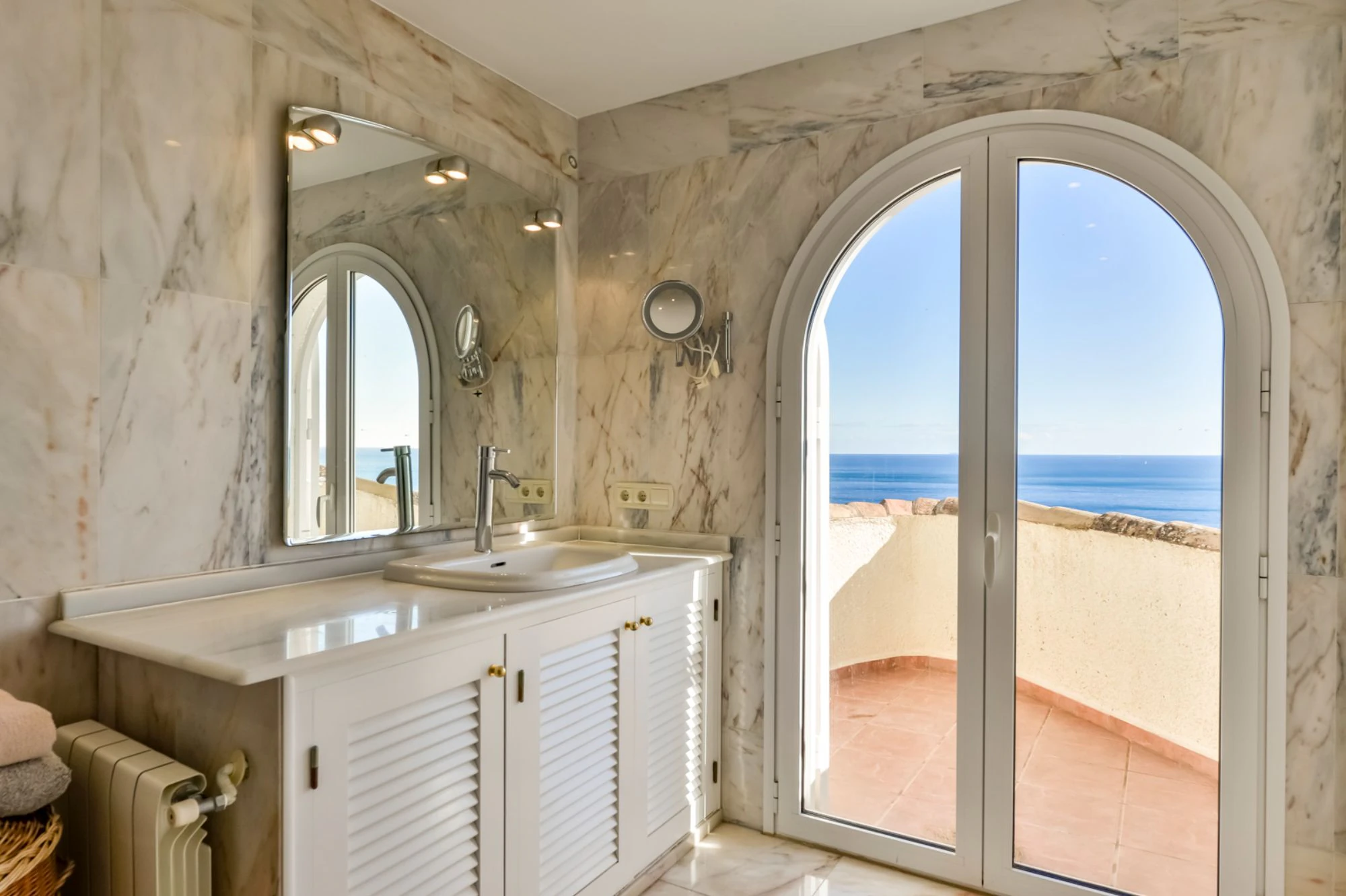ELEGANCKA WILLA W STYLU HISZPAŃSKIM NA SPRZEDAŻ W ALTEA Z PANORAMICZNYM WIDOKIEM NA MORZE I APARTAMENTEM DLA GOŚCI W MASCARAT