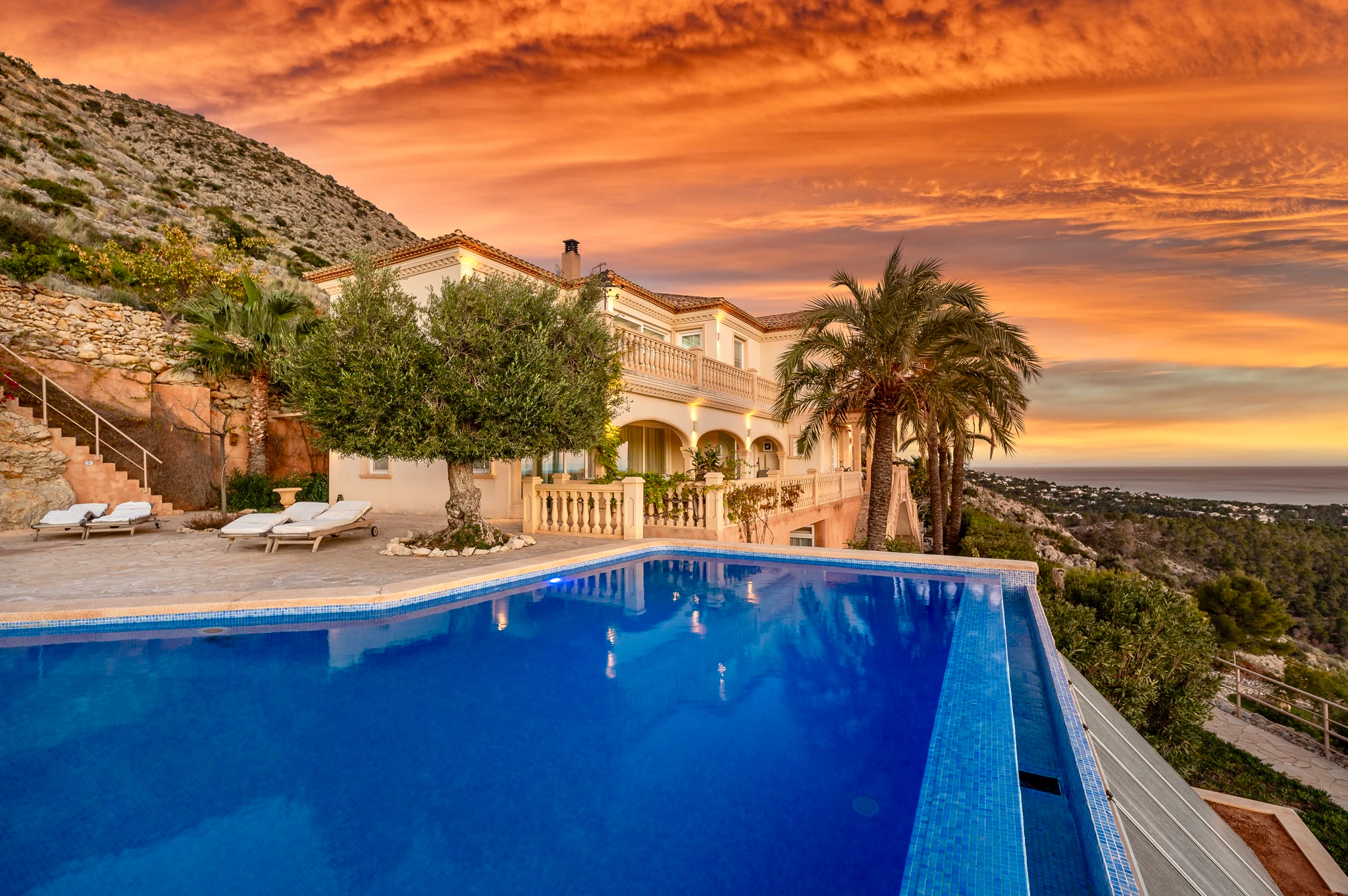 Luxe villa met 7 slaapkamers te koop in Altea met panoramisch uitzicht