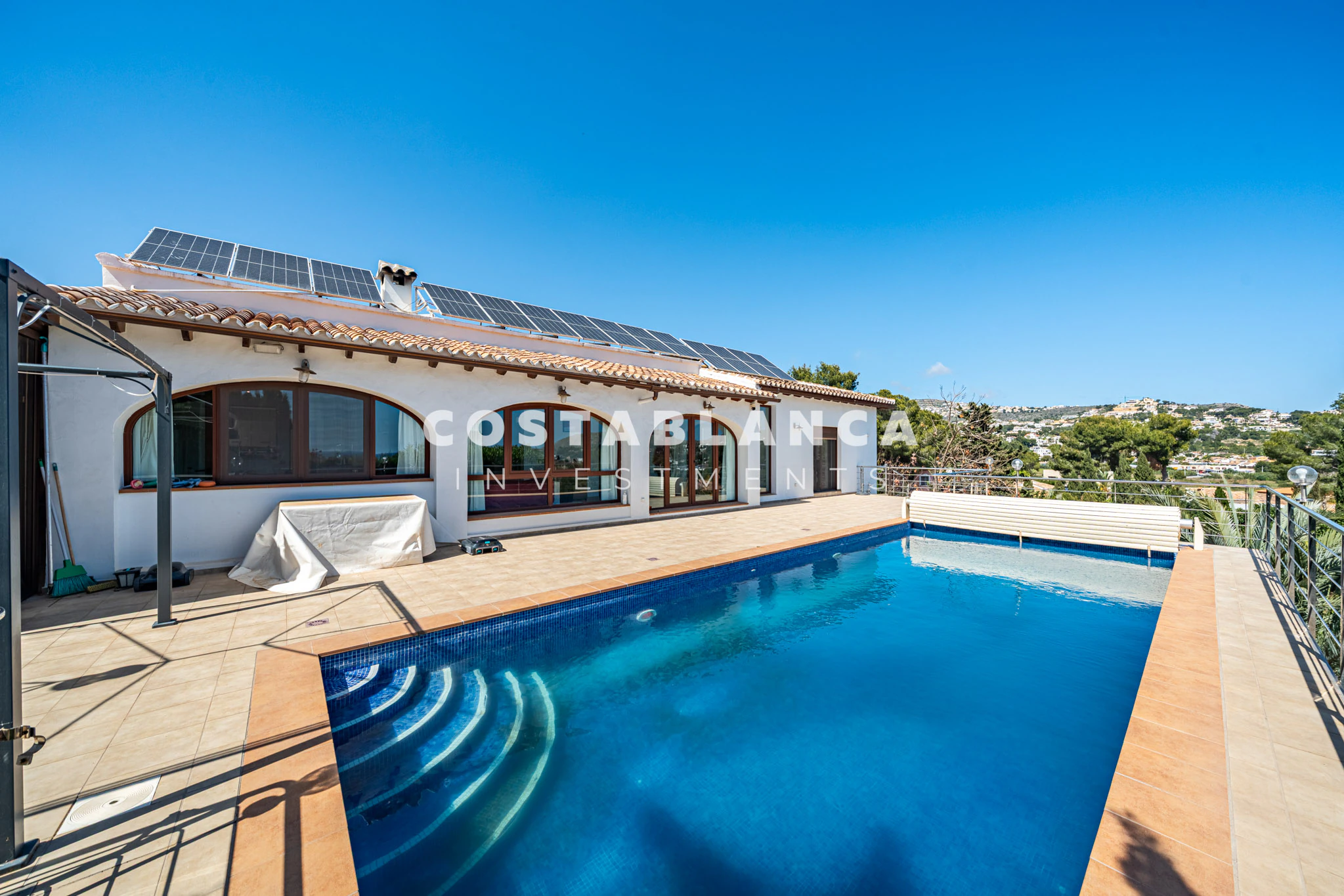 Villa méditerranéenne contemporaine avec piscine chauffée et vues dégagées à vendre à Moraira