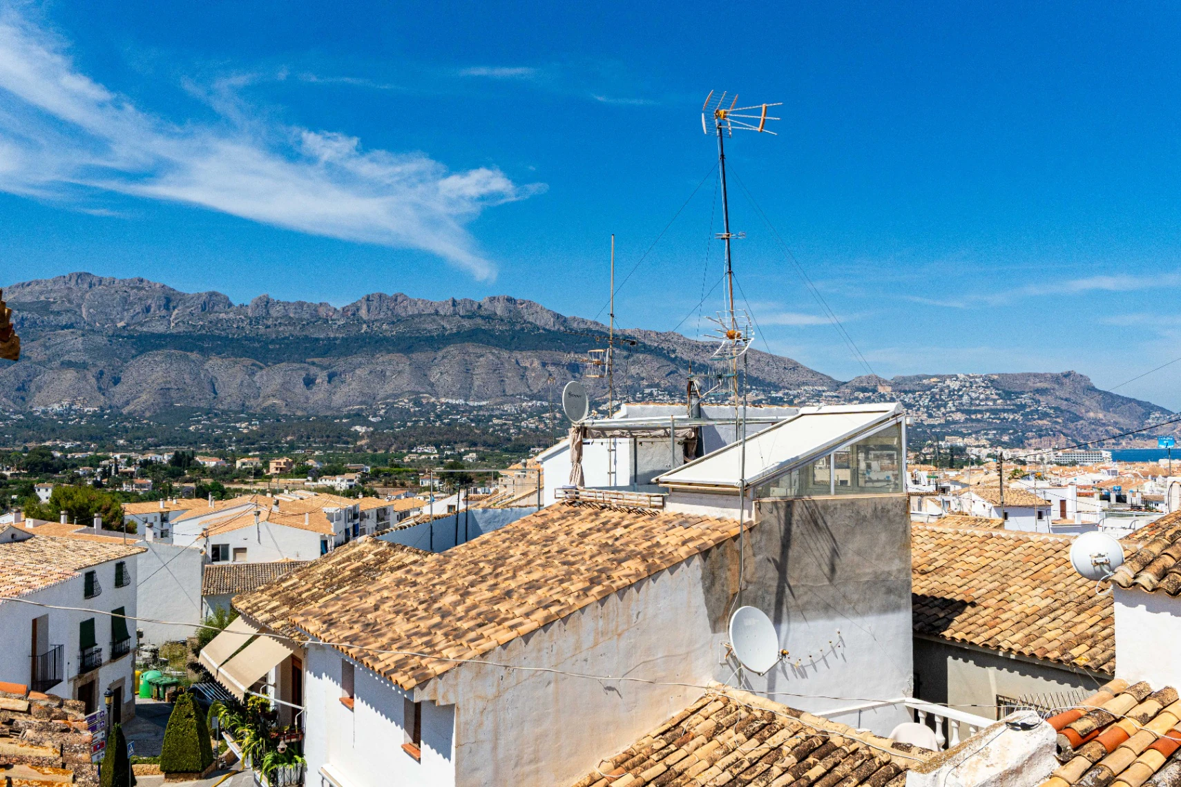 Echtes Stadthaus mit Terrasse, Meer- und Bergblick zu verkaufen in Altea