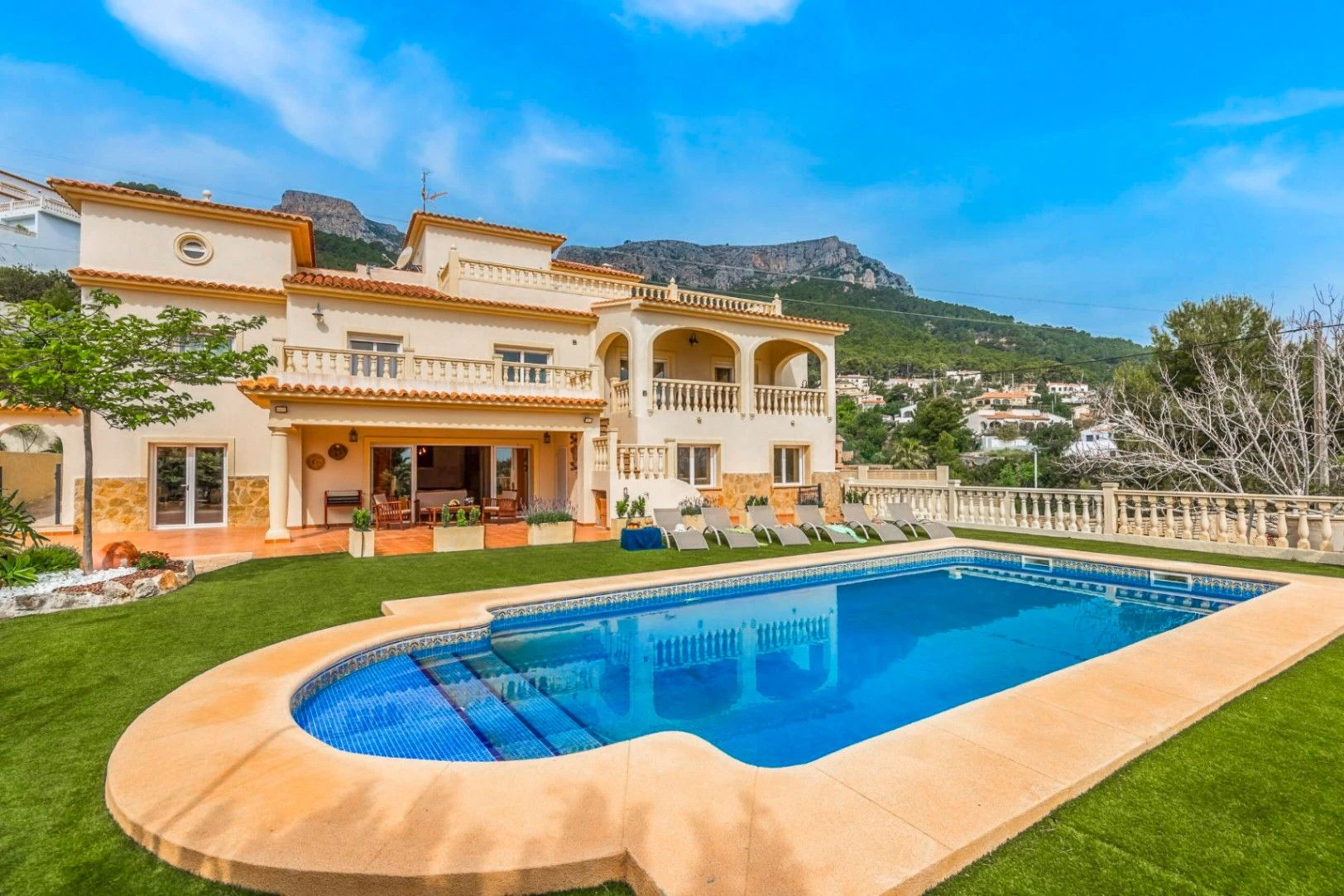 Villa for sale in Calpe With Tourist licence and sea Views