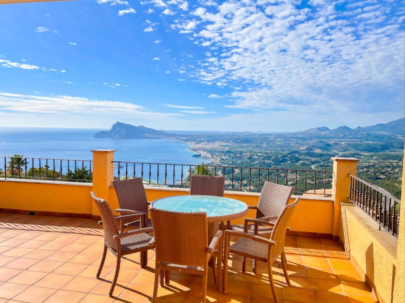 Villa mediterránea con apartamento de invitados y vistas panorámicas al mar en venta en Altea Hills