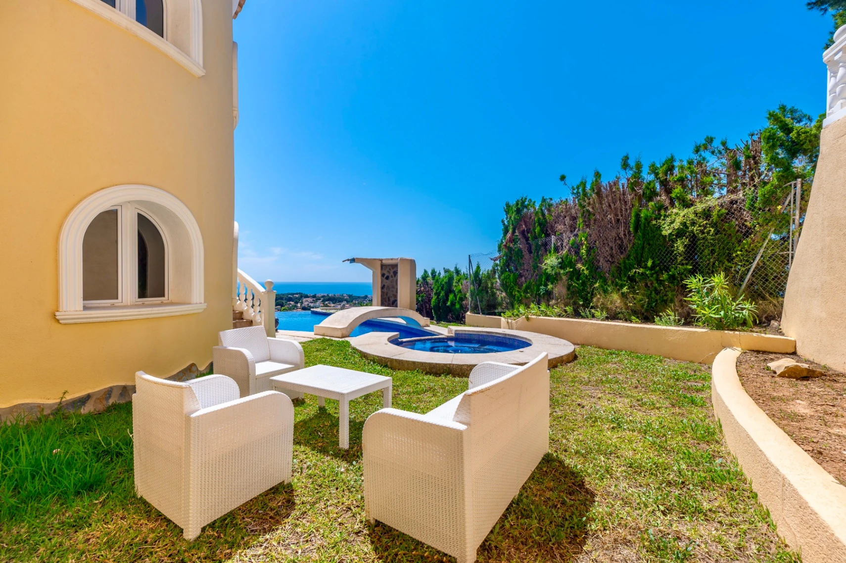 STUNNING MEDITERRANEAN VILLA FOR SALE IN CALPE WITH PANORAMIC SEA AND MOUNTAIN VIEWS