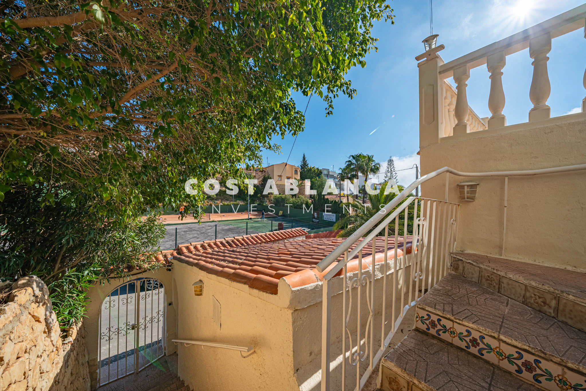 Villa Mediterránea con Vistas Icónicas al Peñón de Ifach y Piscina Privada en venta en Calpe.