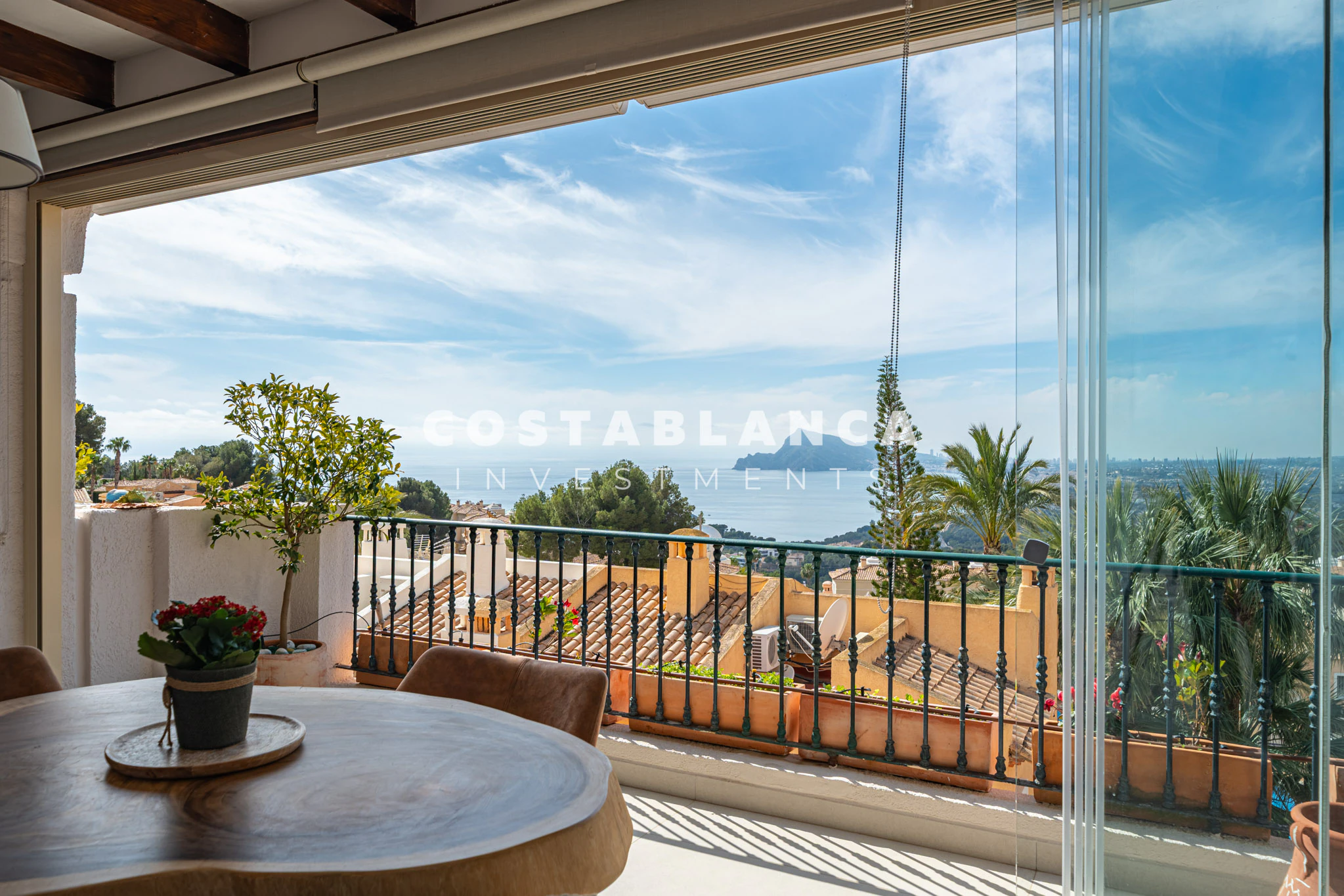Maison semi-détachée élégante avec vue panoramique sur la mer et terrasses doubles à vendre à Altea Hills.