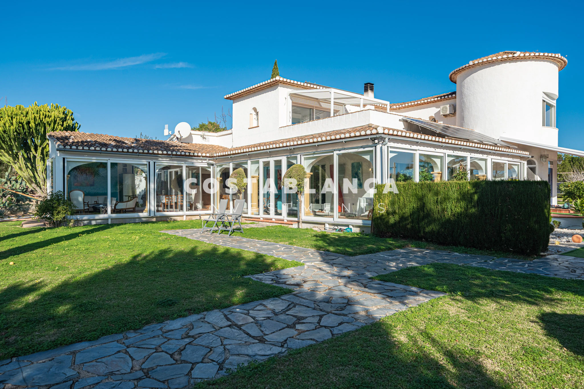 Fully Modernized Luxury Villa with Guest Apartment and Solar Energy for sale in Denia