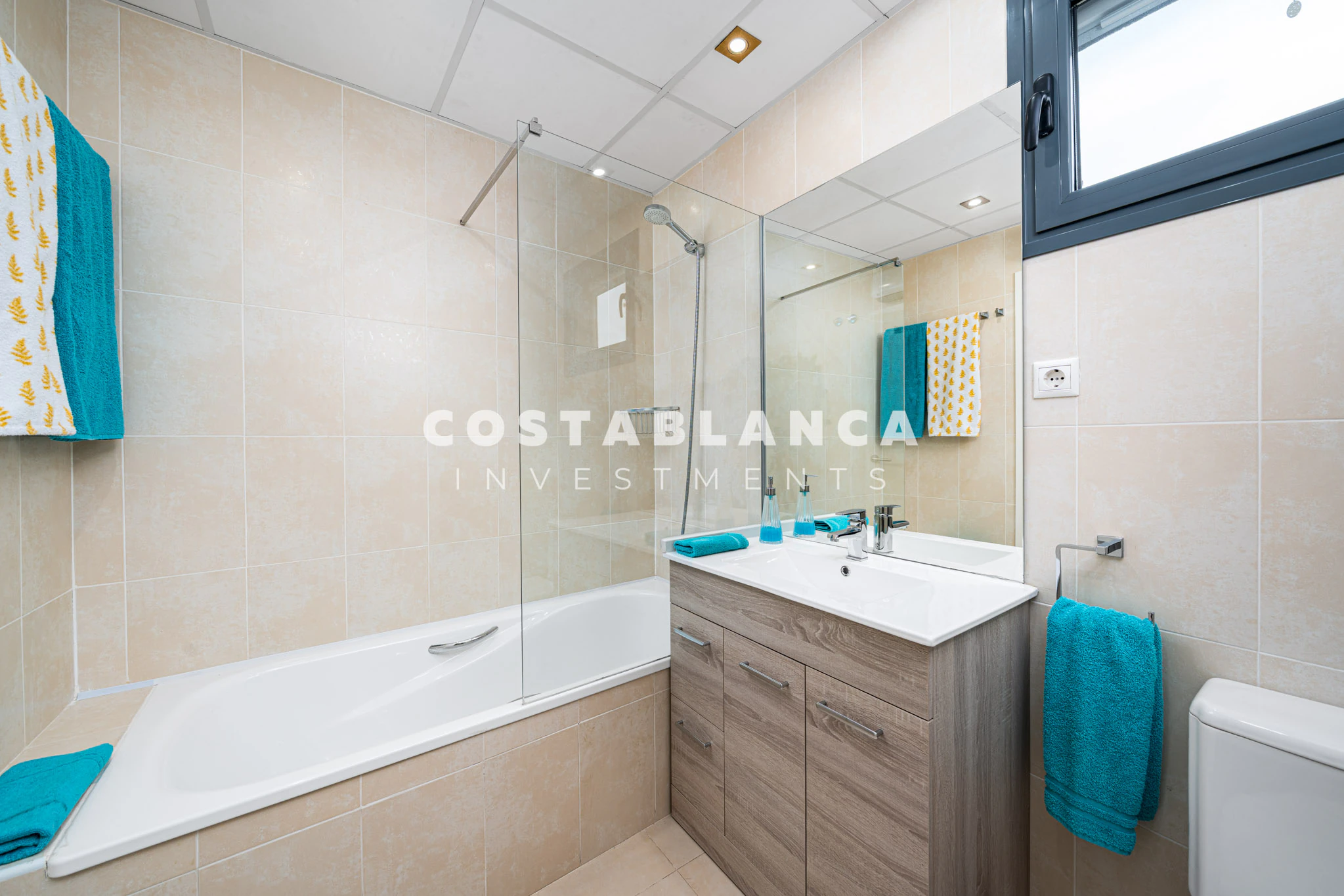 Exclusief Twee Slaapkamer Appartement met Uitzicht op Zee en Bergen