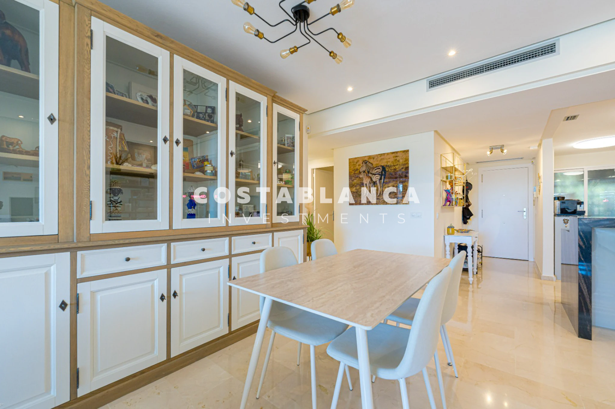 Amplio Apartamento Esquinero con Vistas al Mar y a la Montaña en Venta en Altea La Nova