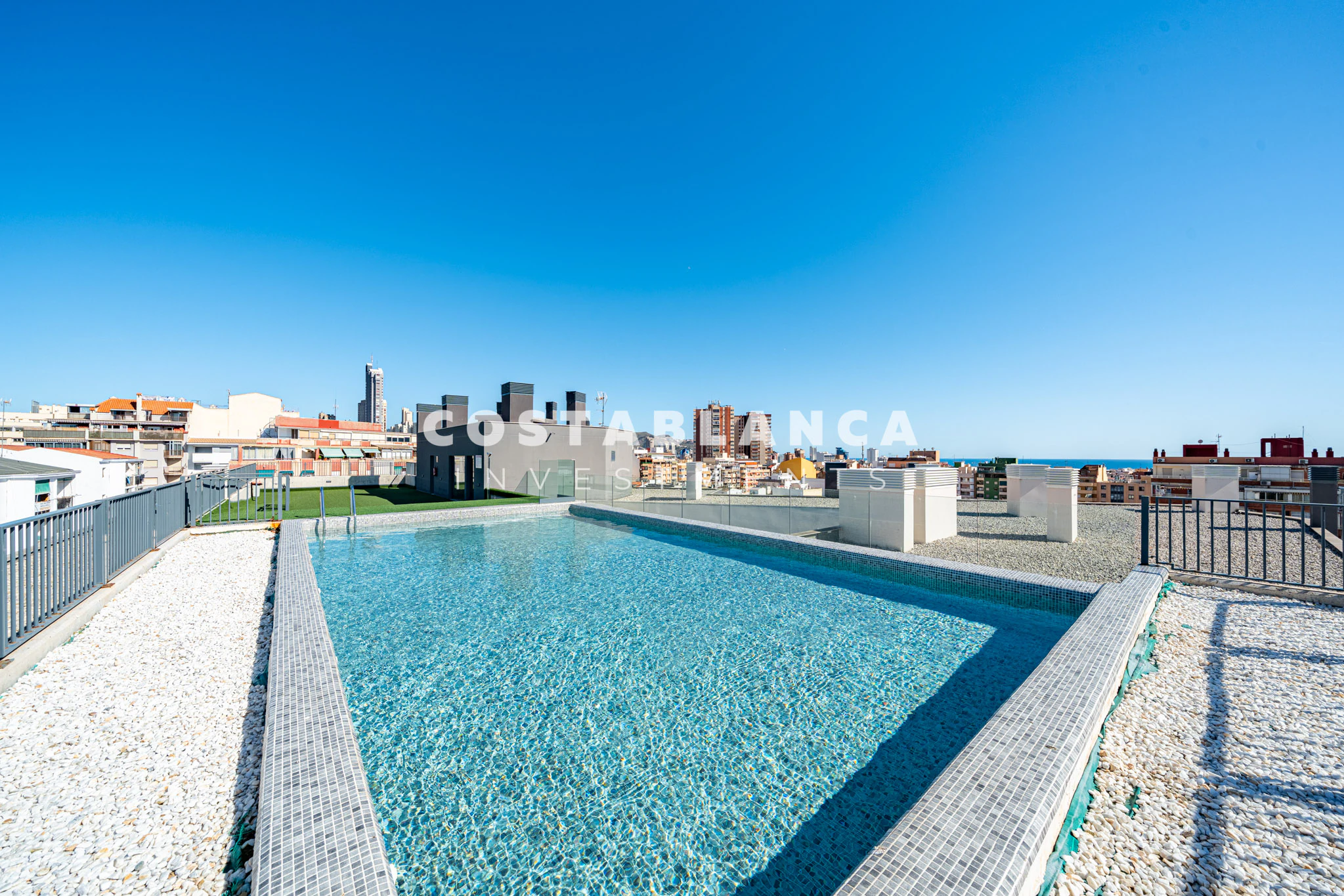 Moderne Wohnung zu verkaufen in Benidorm Poniente mit Pool und hoher Mietrendite.