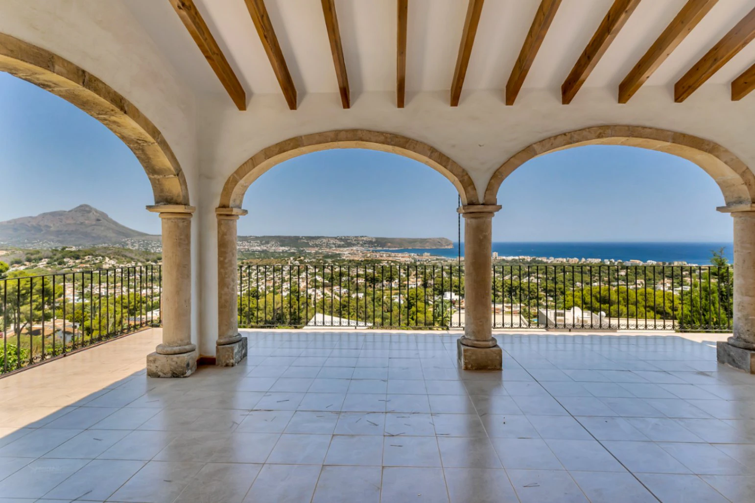 MIDDENLANDSE VILLA MET INDRUKWEKKEND UITZICHT OP JÁVEA