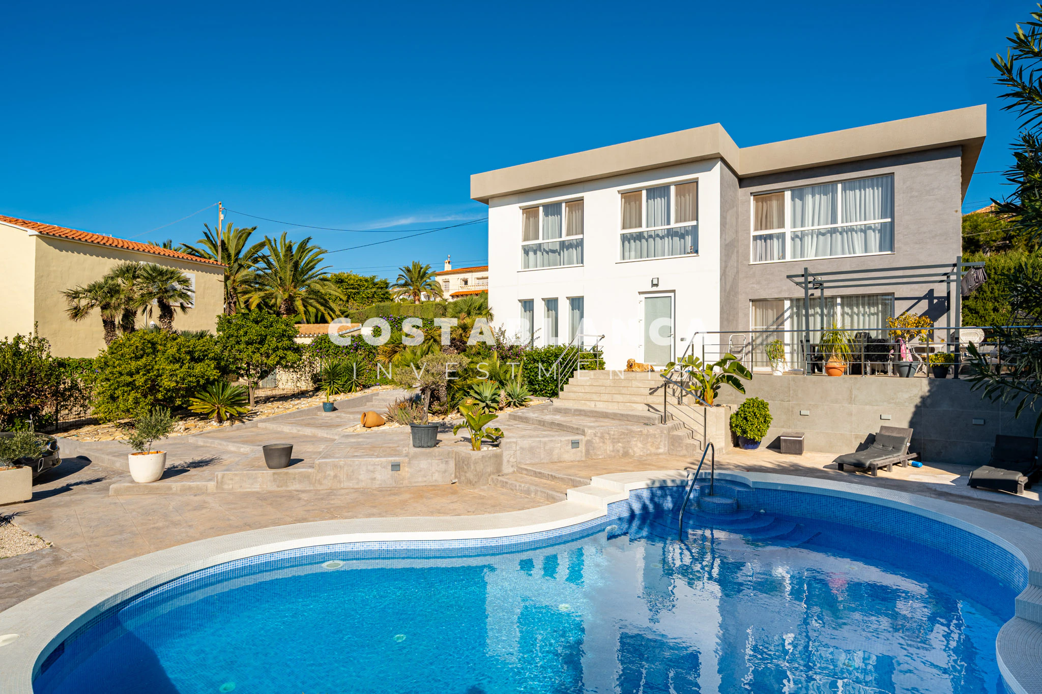 Villa moderne élégante avec piscine privée et suite principale à vendre à Calpe
